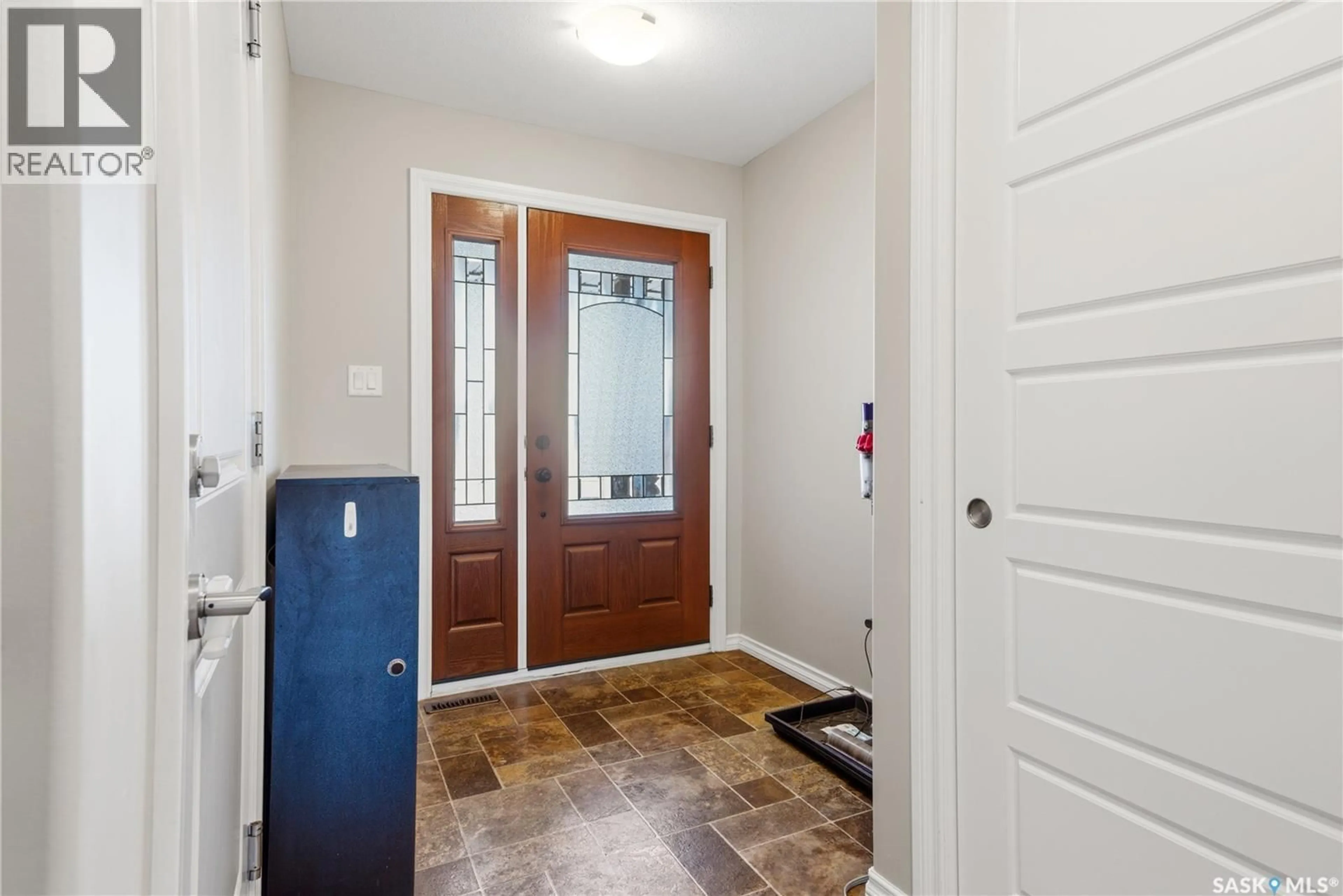 Indoor entryway for 4000 - 303 SANDHILL CRESCENT, Regina Saskatchewan S4V3N4