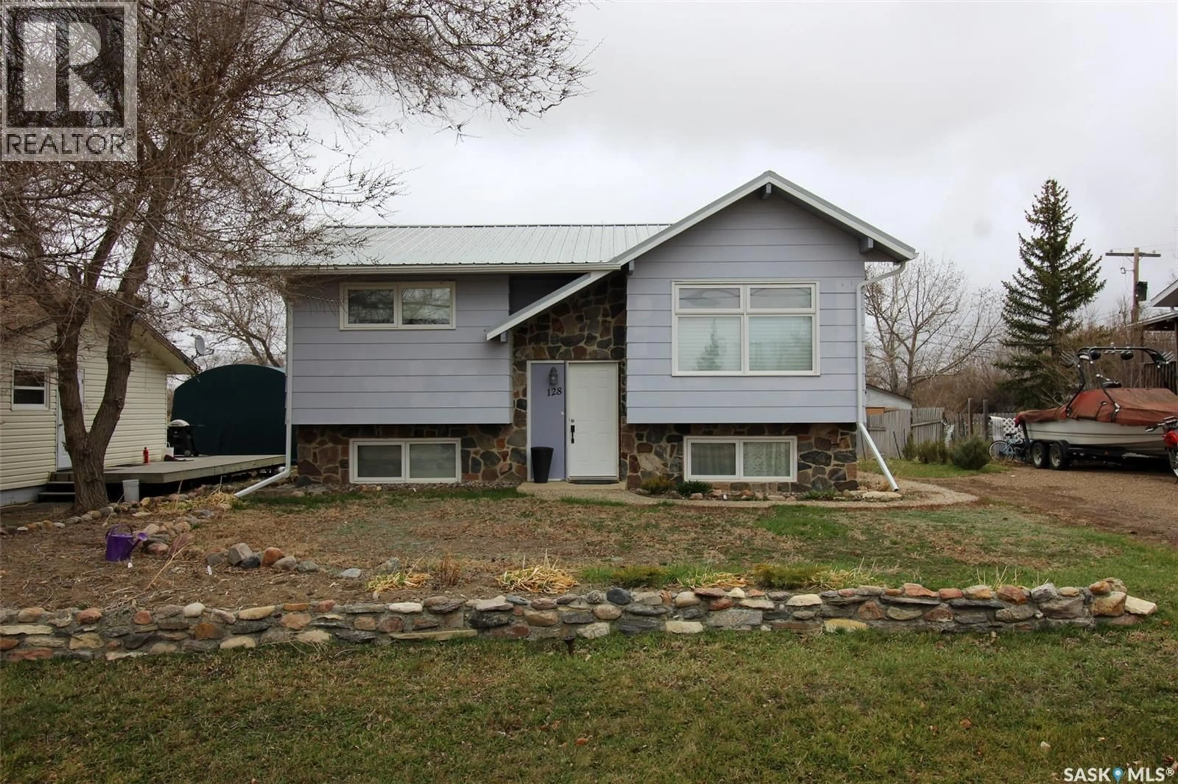 Home with vinyl exterior material, street for 128 1ST STREET, Frontier Saskatchewan S0N0W0