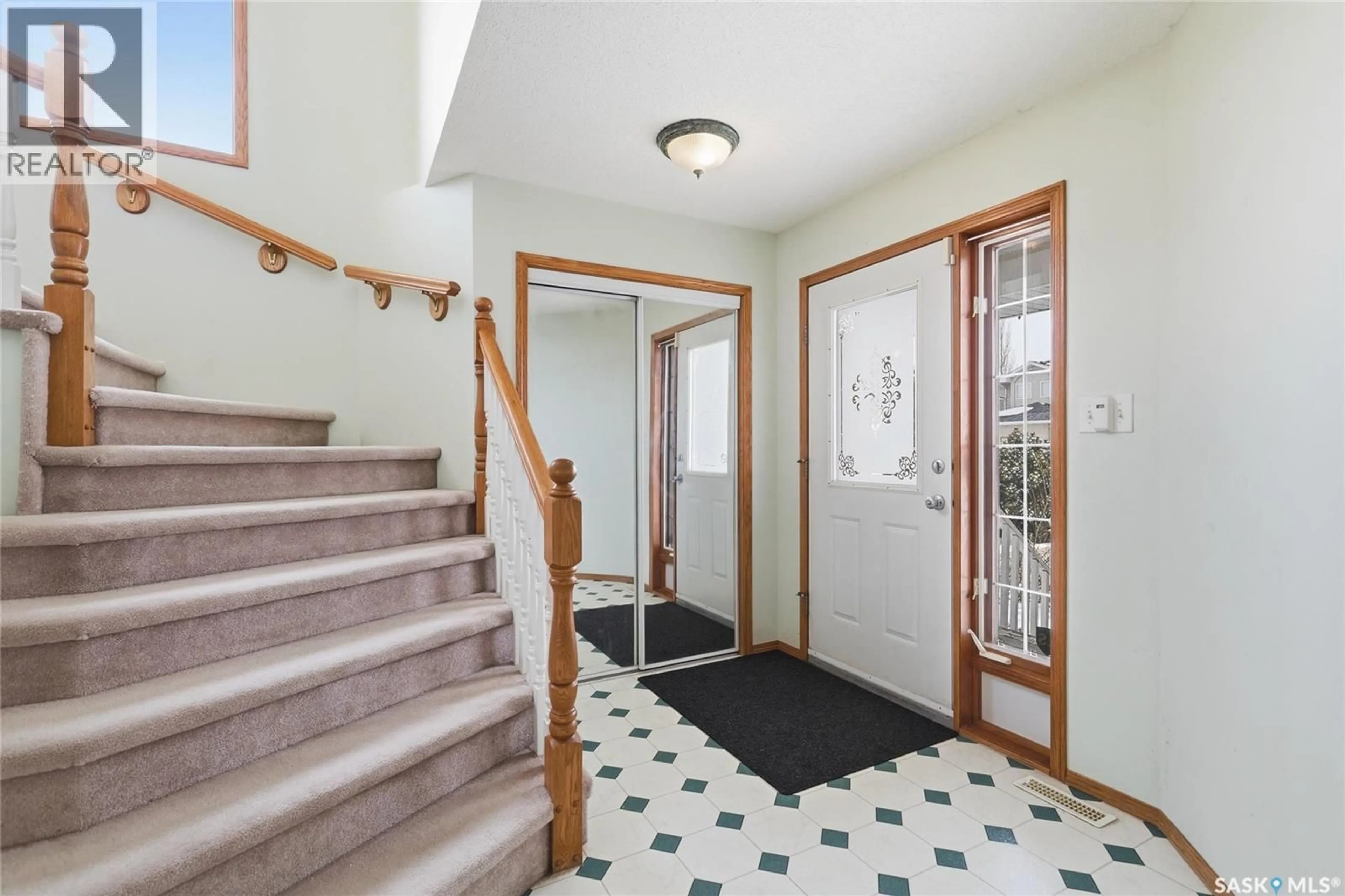 Indoor foyer for E - 3232 THAMES CRESCENT, Regina Saskatchewan S4V2Y1