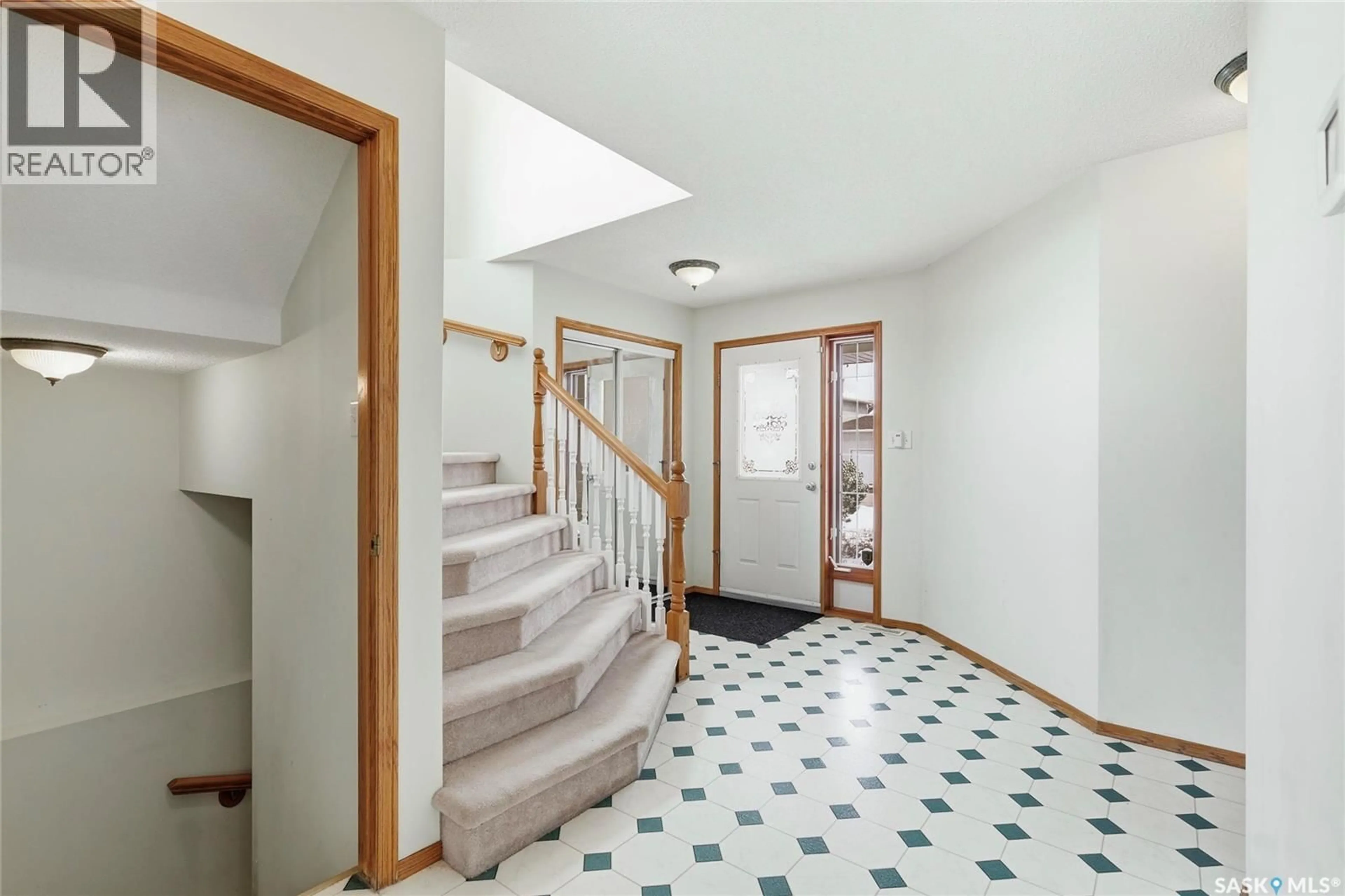 Indoor foyer for E - 3232 THAMES CRESCENT, Regina Saskatchewan S4V2Y1