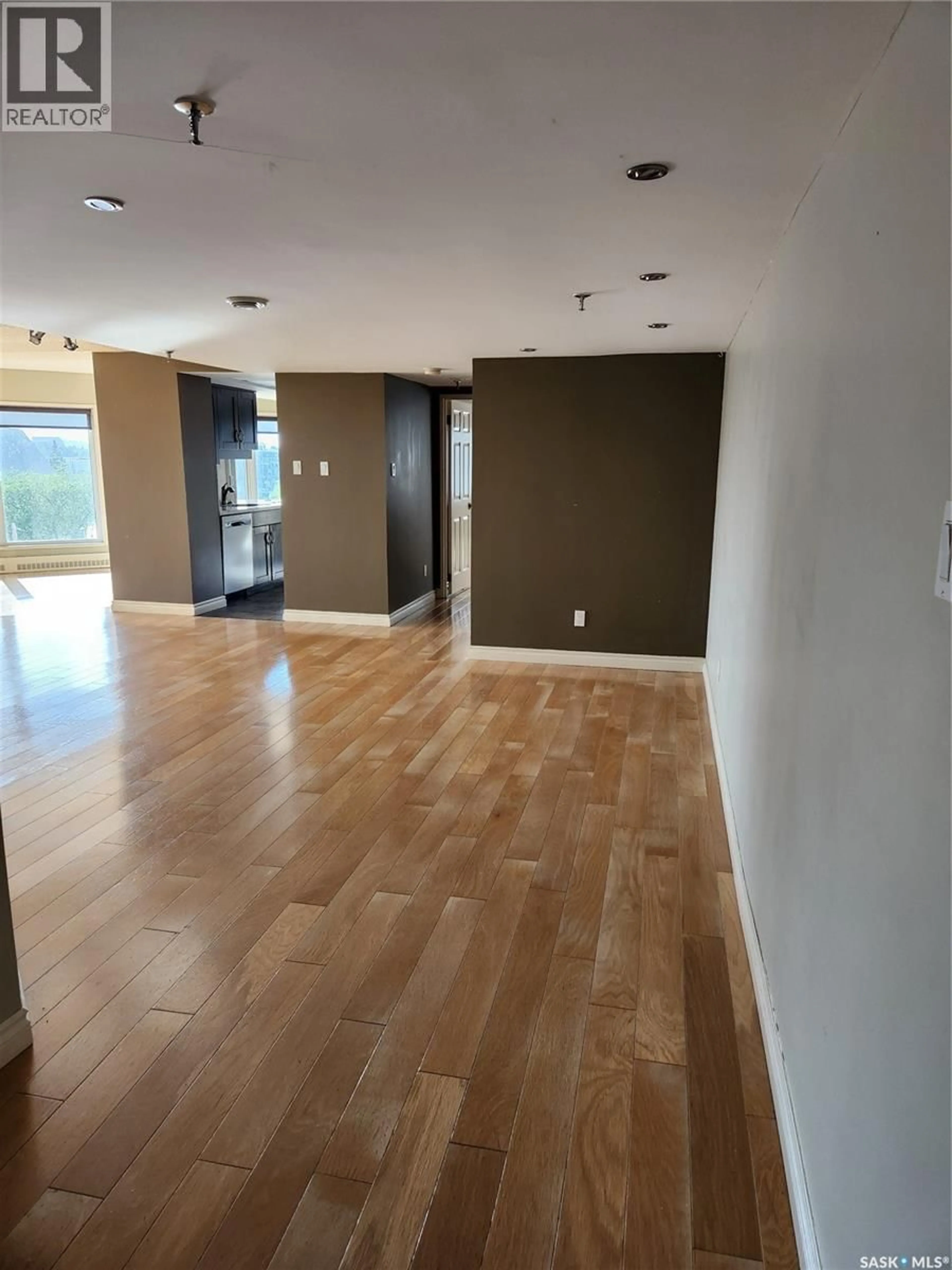 Indoor foyer for 424 - 570 SPADINA CRESCENT, Saskatoon Saskatchewan S7K6X7