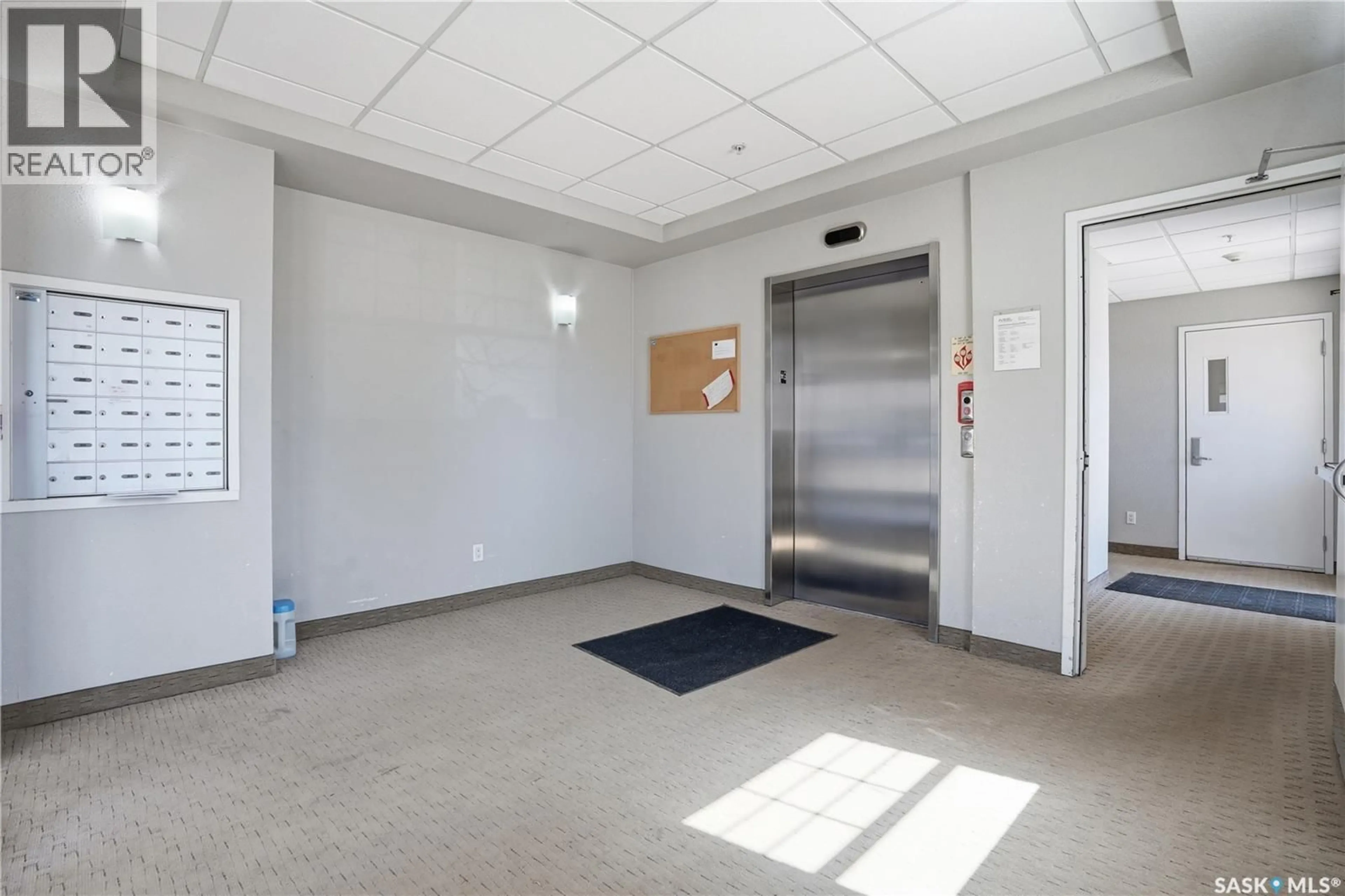 Indoor foyer for 407 - 2255 ANGUS STREET, Regina Saskatchewan S4T2A3