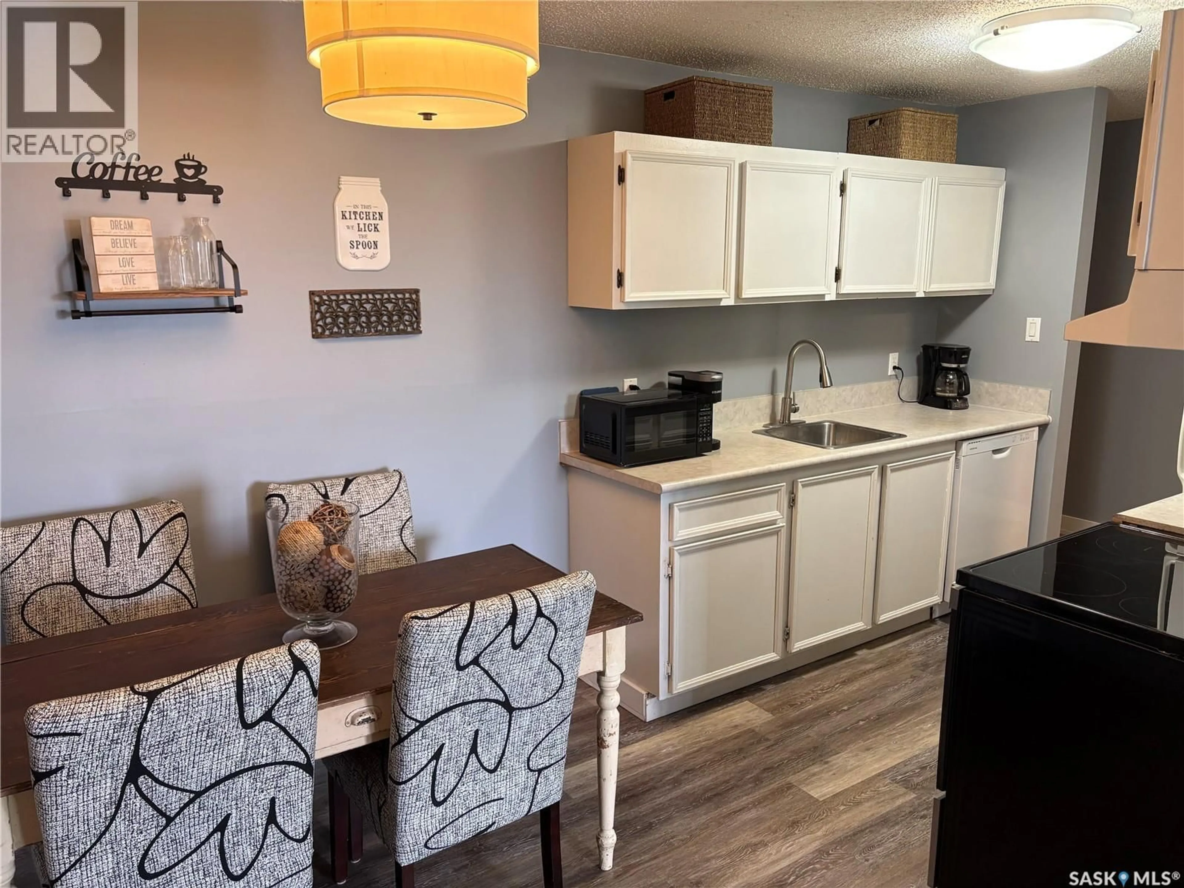 Standard kitchen, wood/laminate floor for 207C - 209 TAIT PLACE, Saskatoon Saskatchewan S7H5L8