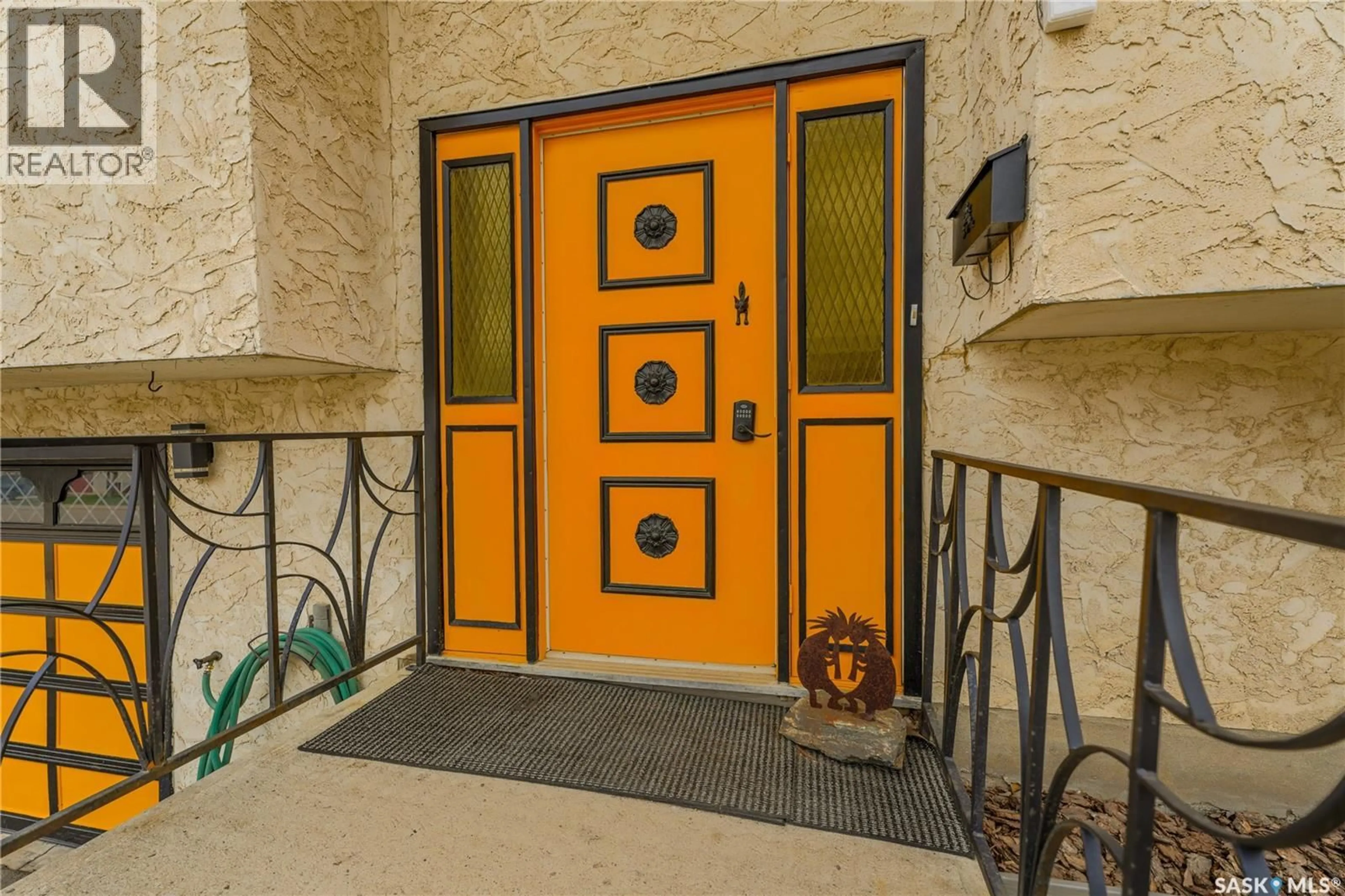 Indoor entryway for 254 2ND AVENUE, Gravelbourg Saskatchewan S0H1X0