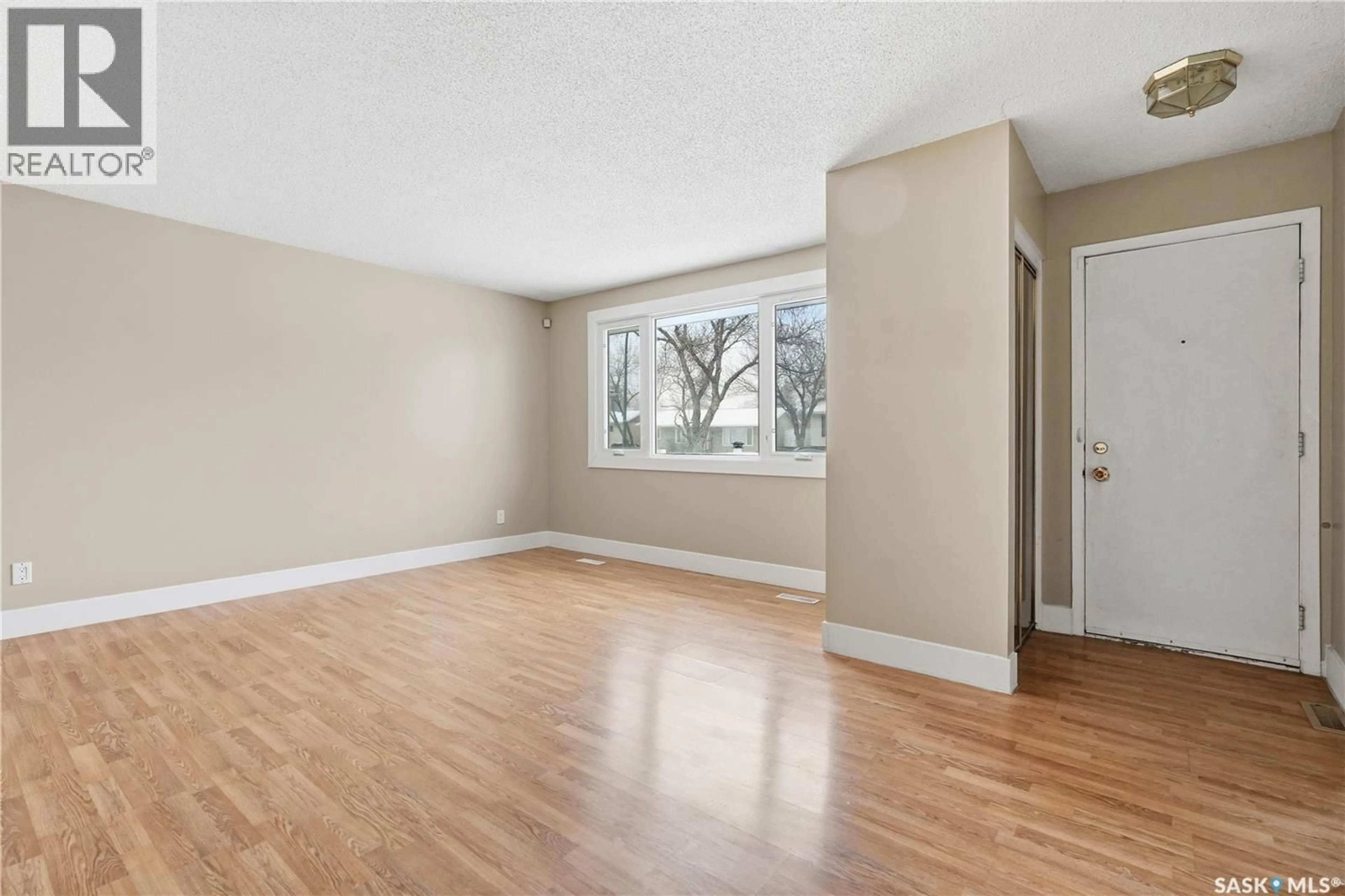A pic of a room for 94 LLOYD CRESCENT, Regina Saskatchewan S4R6C1