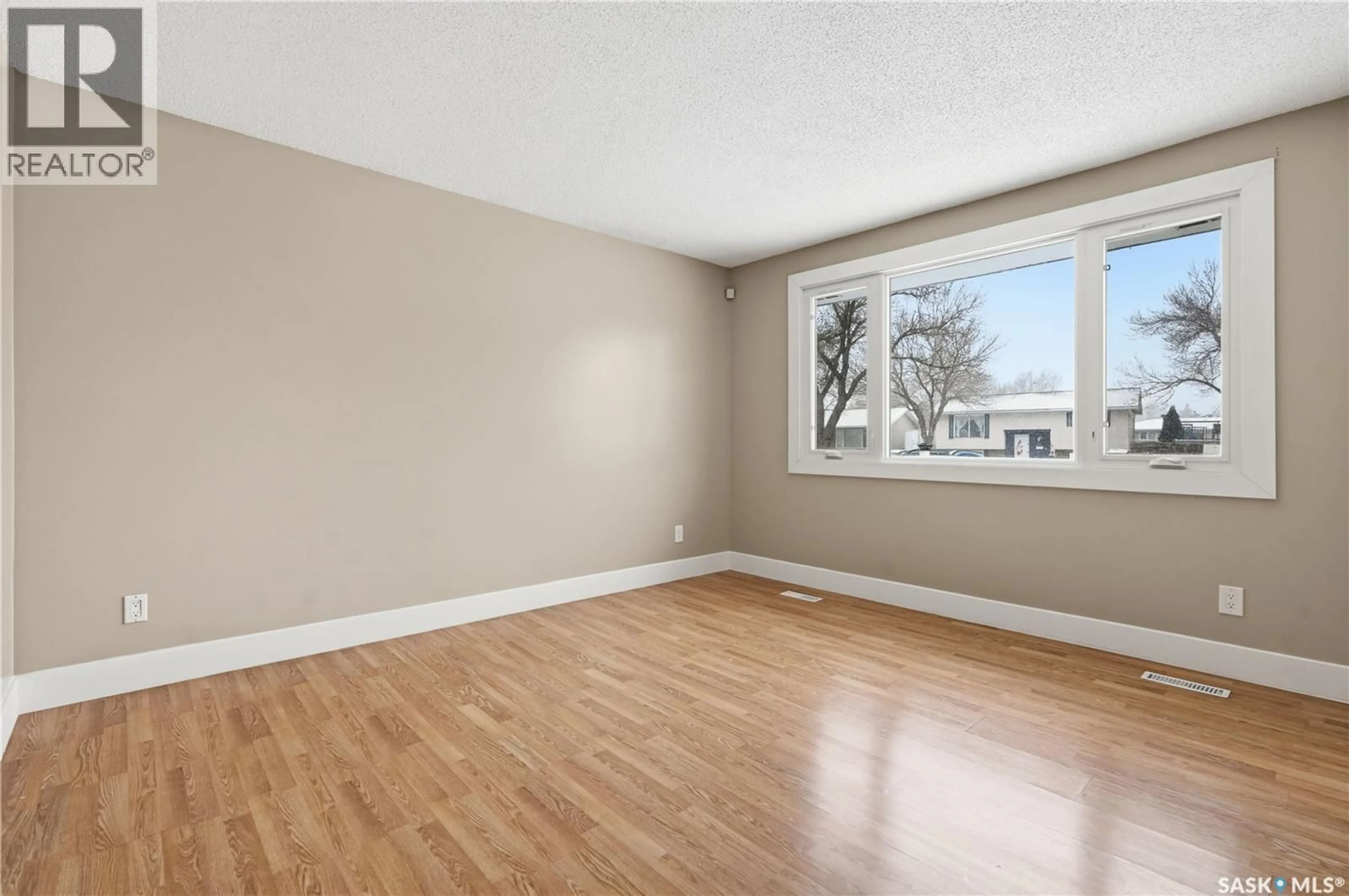 A pic of a room for 94 LLOYD CRESCENT, Regina Saskatchewan S4R6C1