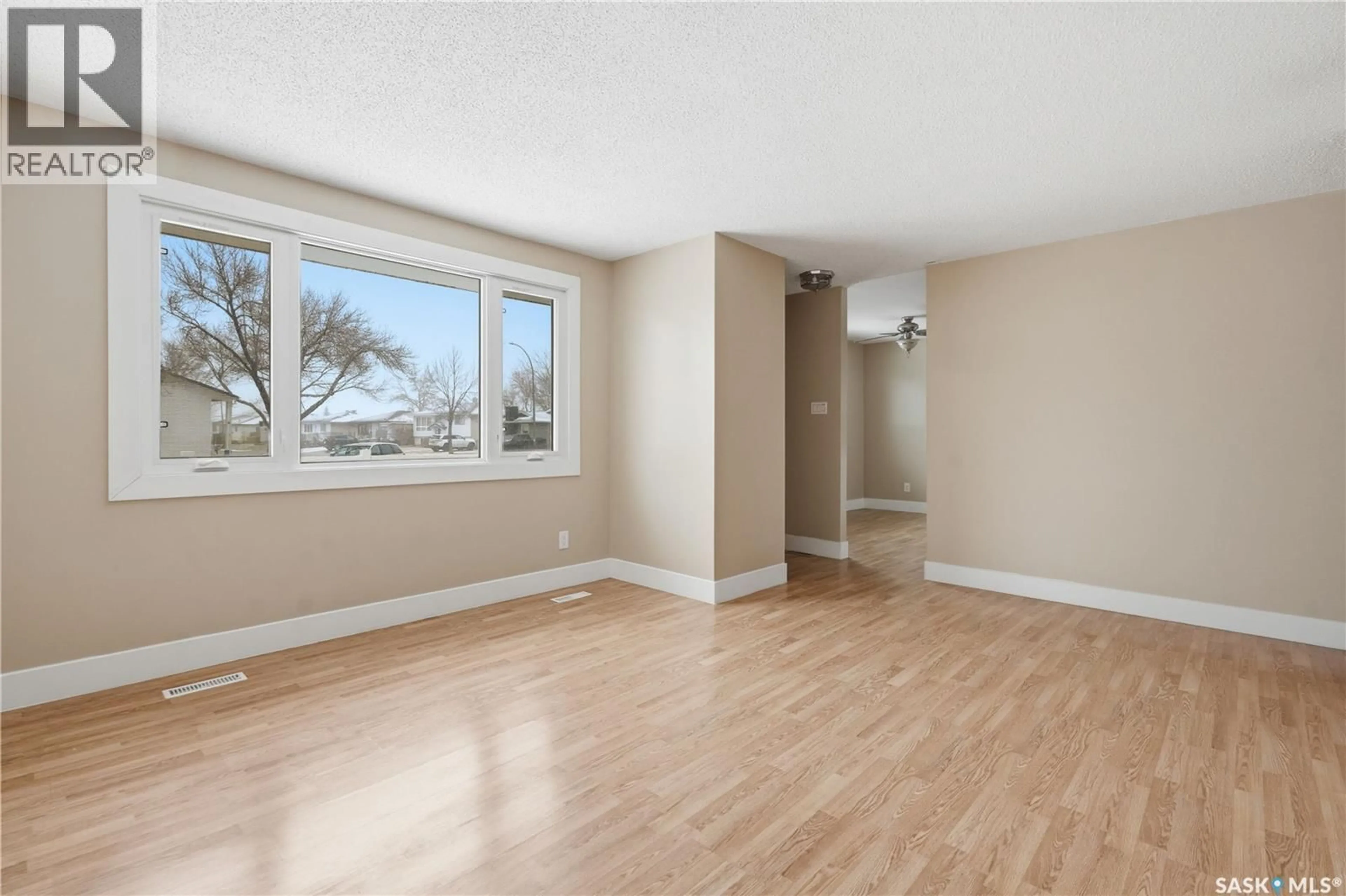 A pic of a room for 94 LLOYD CRESCENT, Regina Saskatchewan S4R6C1