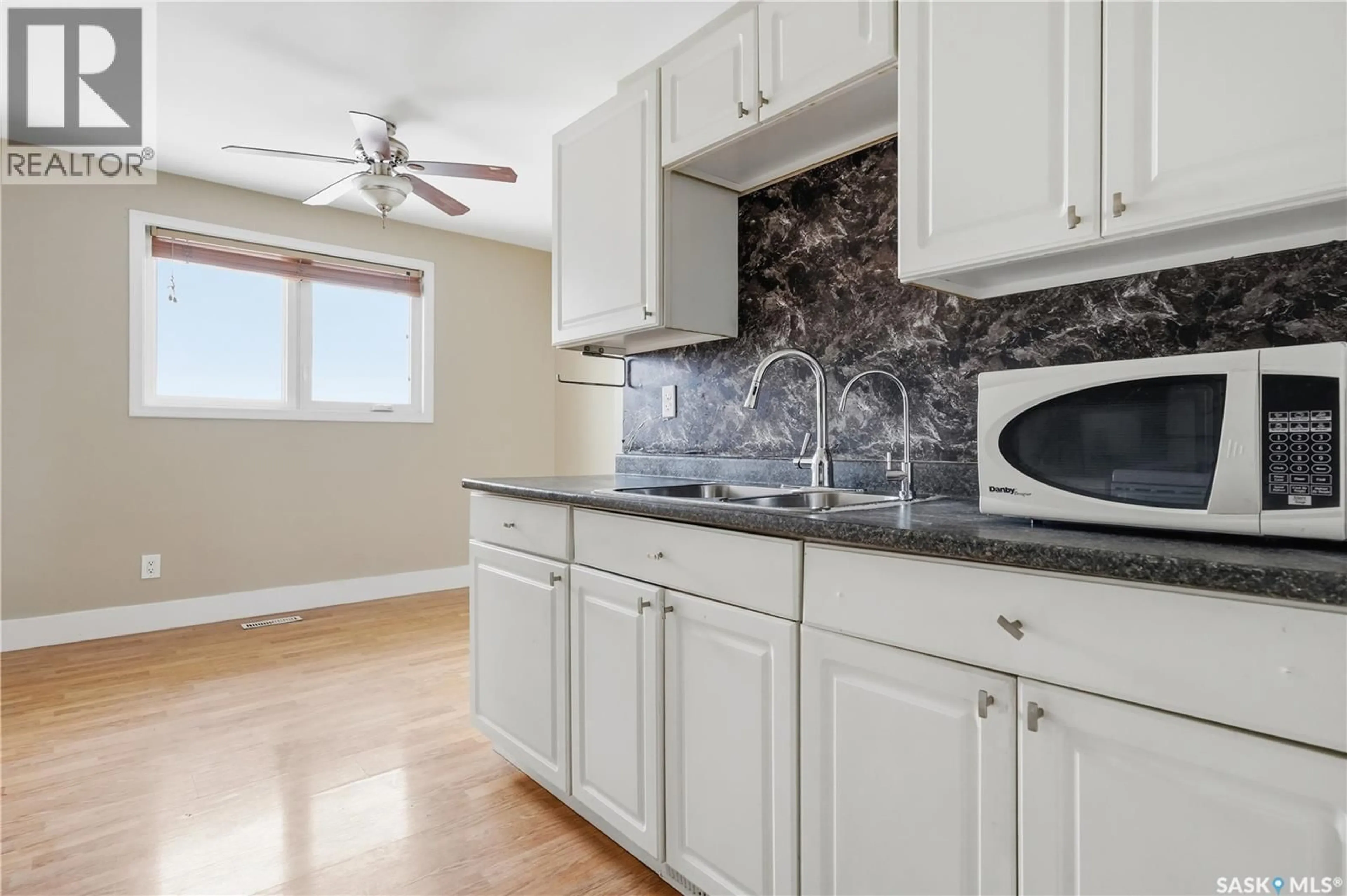 Standard kitchen, unknown for 94 LLOYD CRESCENT, Regina Saskatchewan S4R6C1