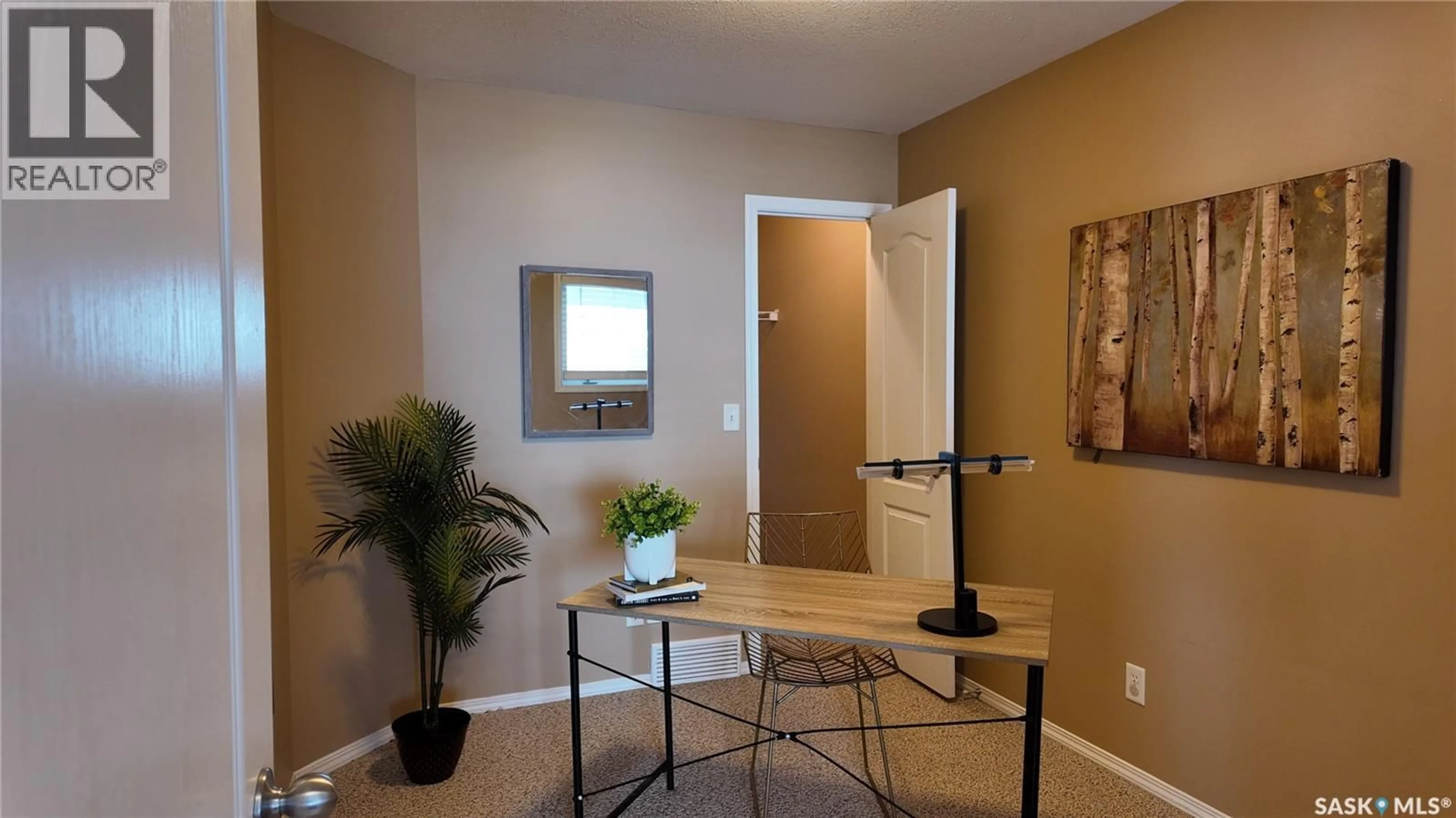 Indoor entryway for E - 4128 BUCKINGHAM DRIVE, Regina Saskatchewan S4V3A9