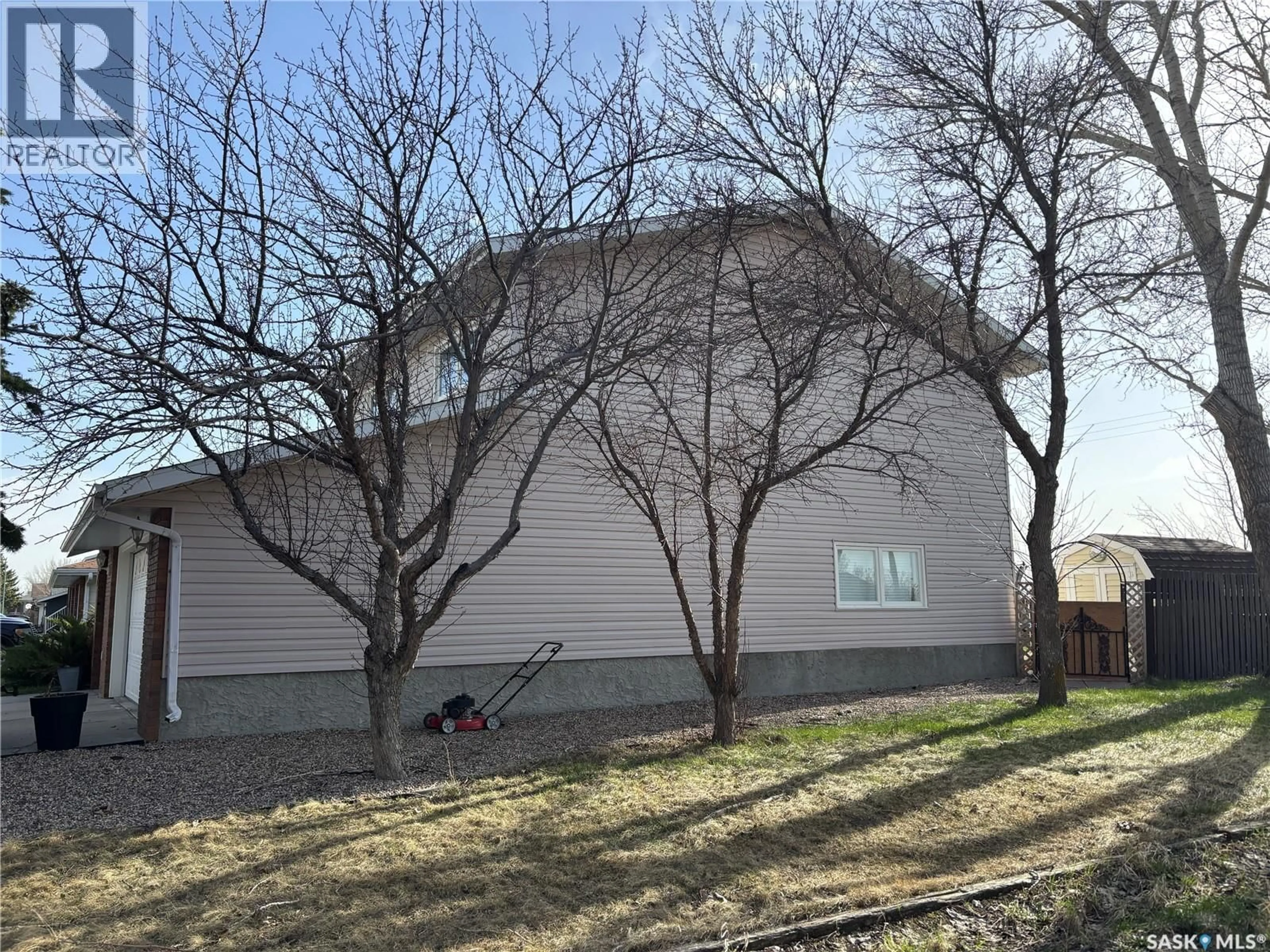 Home with vinyl exterior material, building for 52 HARRIGAN CRESCENT, Maple Creek Saskatchewan S0N1N0