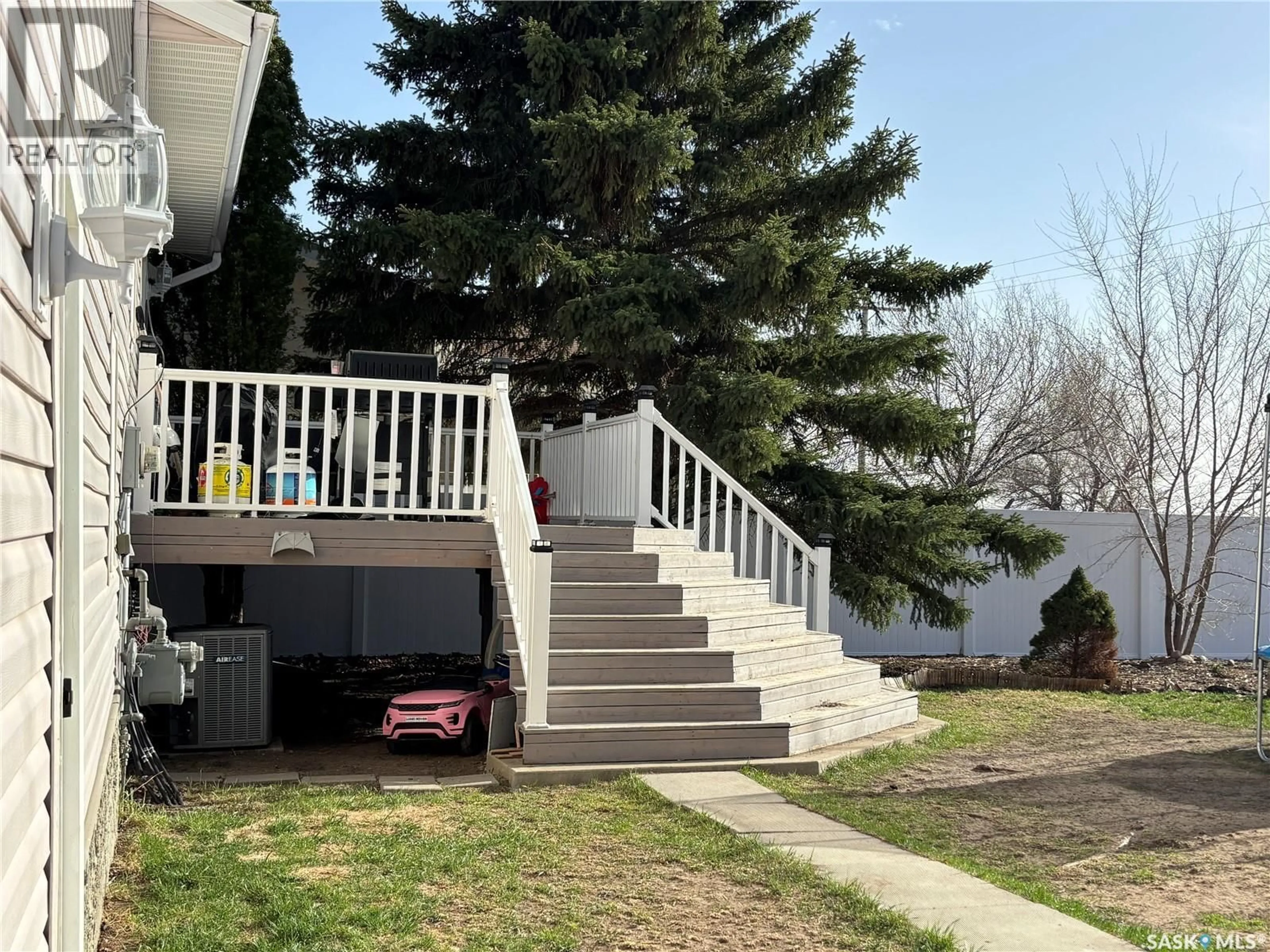 Stairs for 52 HARRIGAN CRESCENT, Maple Creek Saskatchewan S0N1N0