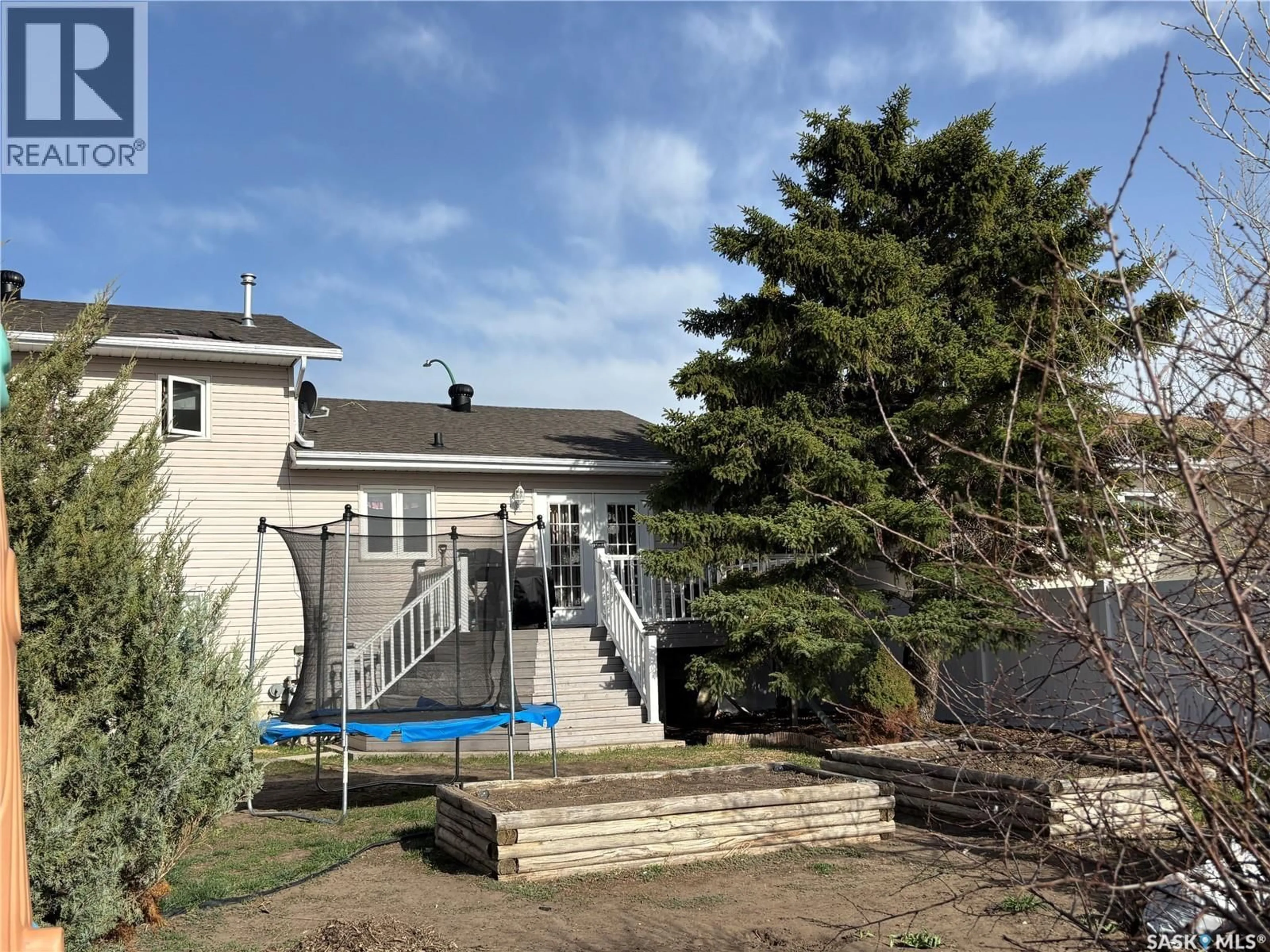 A pic from outside/outdoor area/front of a property/back of a property/a pic from drone, unknown for 52 HARRIGAN CRESCENT, Maple Creek Saskatchewan S0N1N0