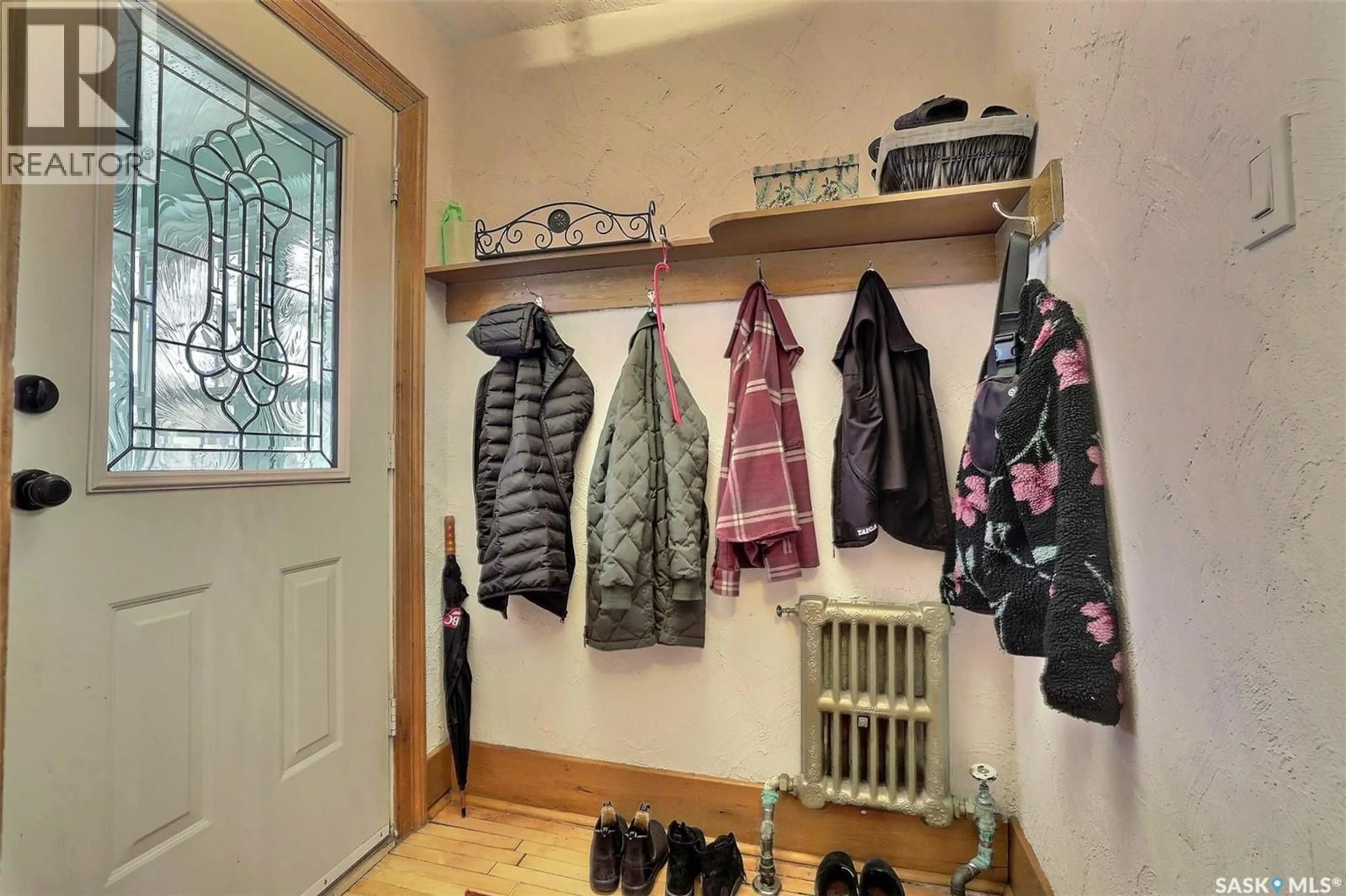 Indoor entryway for 2834 RAE STREET, Regina Saskatchewan S4S1R3