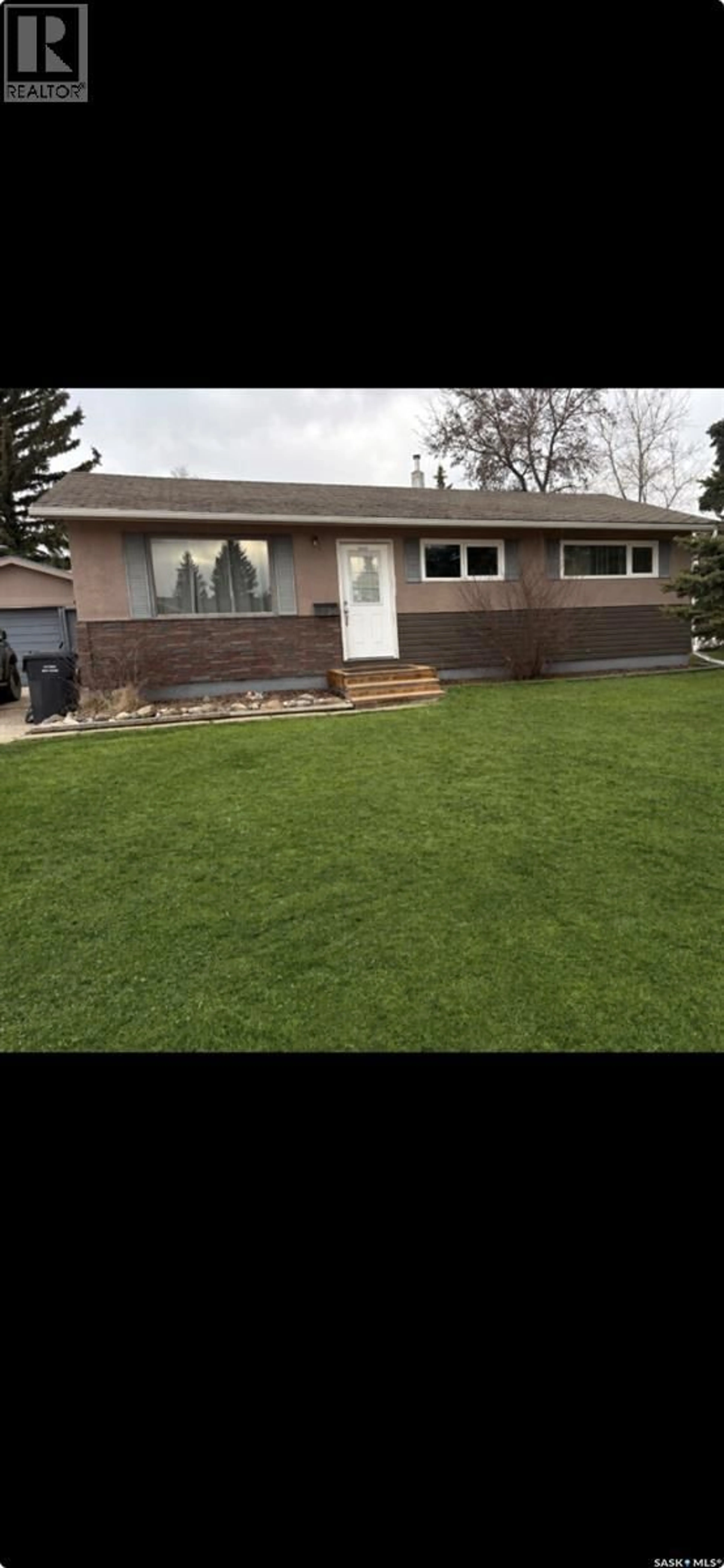 Home with vinyl exterior material, street for 102 BAILEY DRIVE, Yorkton Saskatchewan S3N2J4