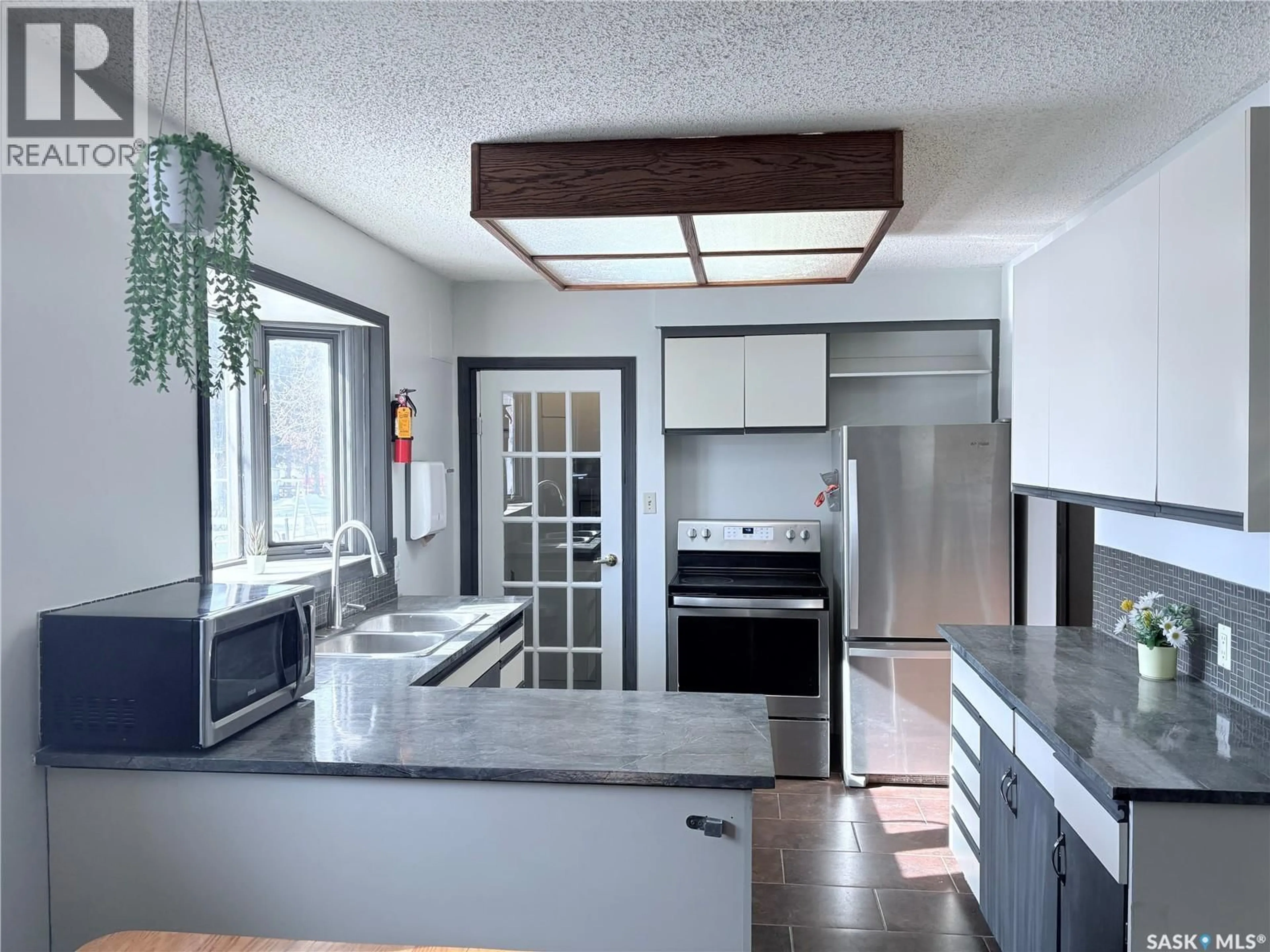 Contemporary kitchen, ceramic/tile floor for 102 BAILEY DRIVE, Yorkton Saskatchewan S3N2J4