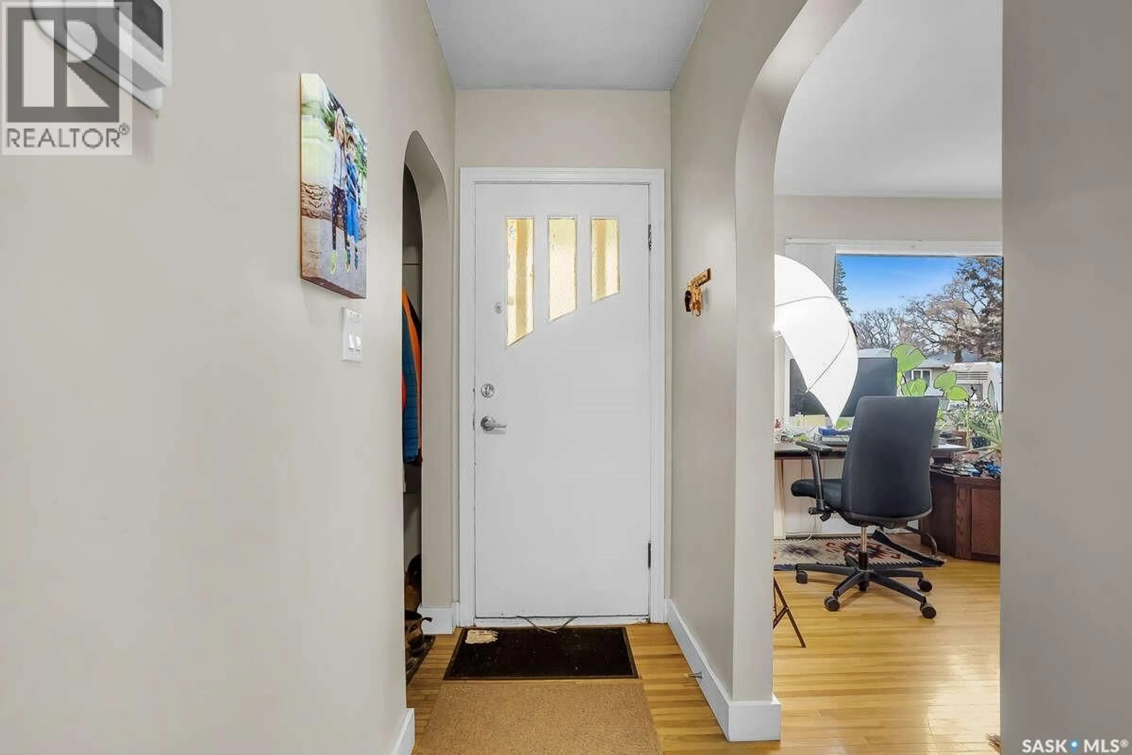 Indoor entryway for 1711 BROADWAY AVENUE, Saskatoon Saskatchewan S7H2B4