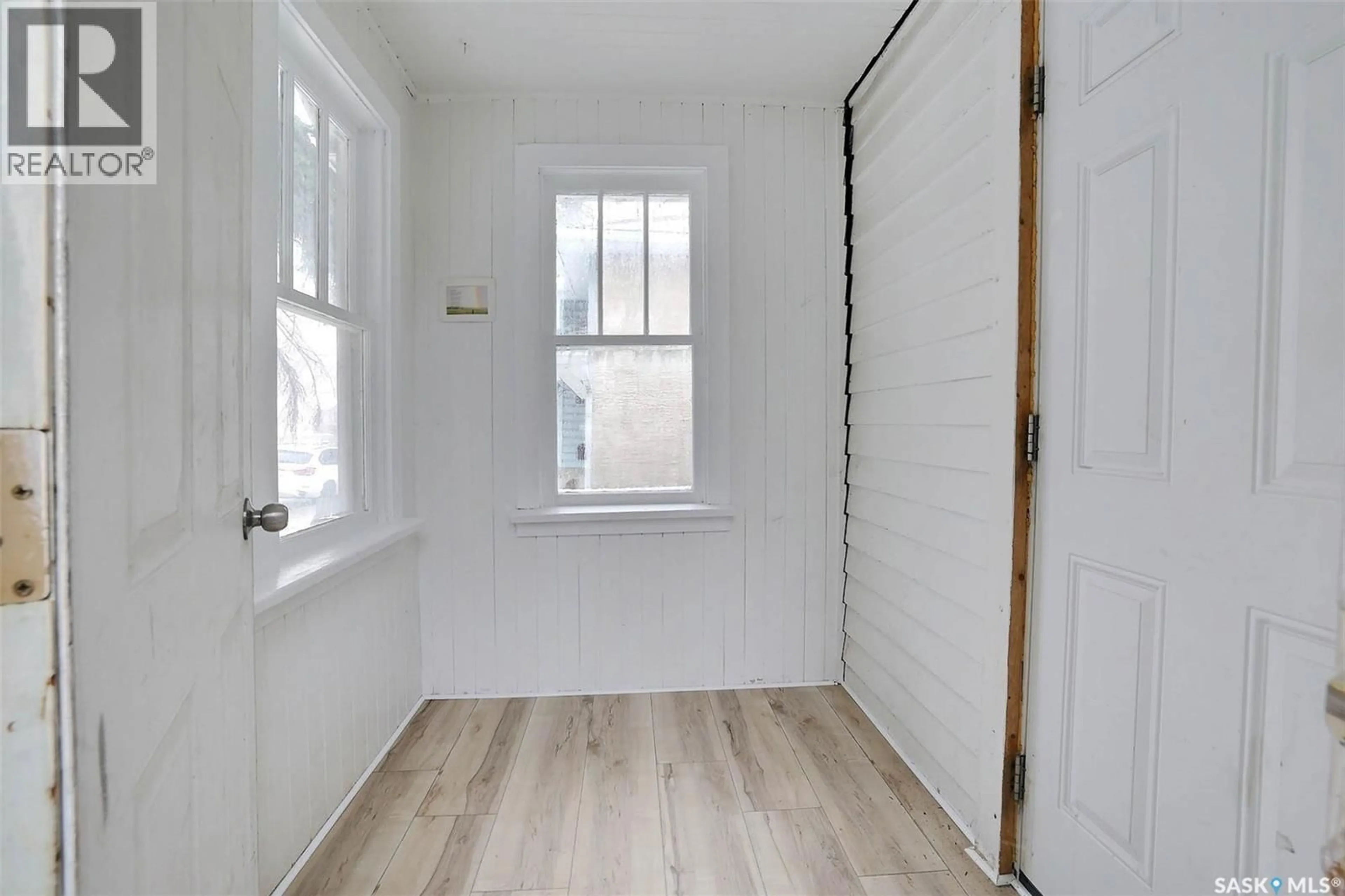 Indoor entryway for 767 ELPHINSTONE STREET, Regina Saskatchewan S4T3L3