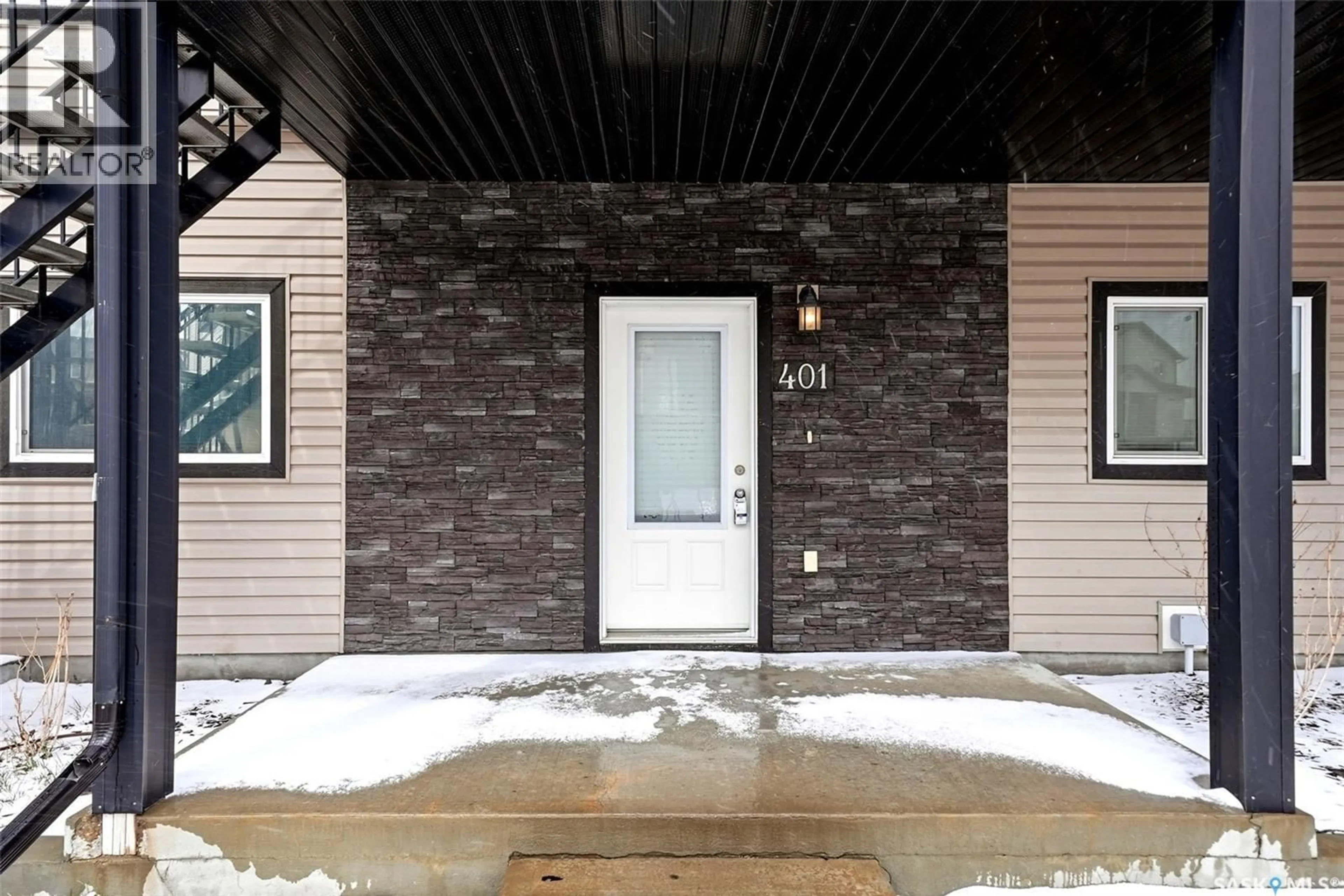 Indoor entryway for 401 - 3826 DEWDNEY AVENUE, Regina Saskatchewan S4Z0A6