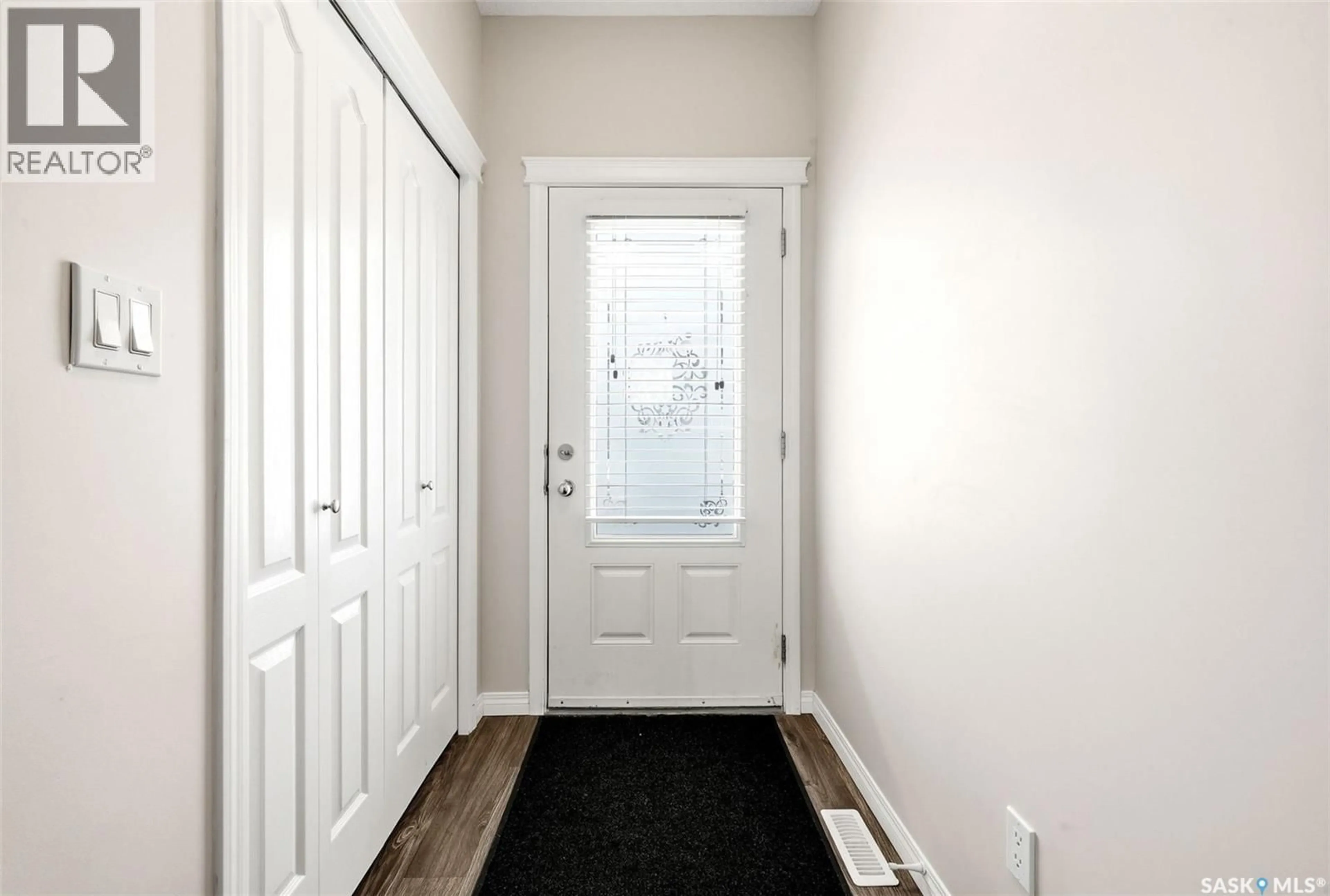 Indoor entryway for 401 - 3826 DEWDNEY AVENUE, Regina Saskatchewan S4Z0A6