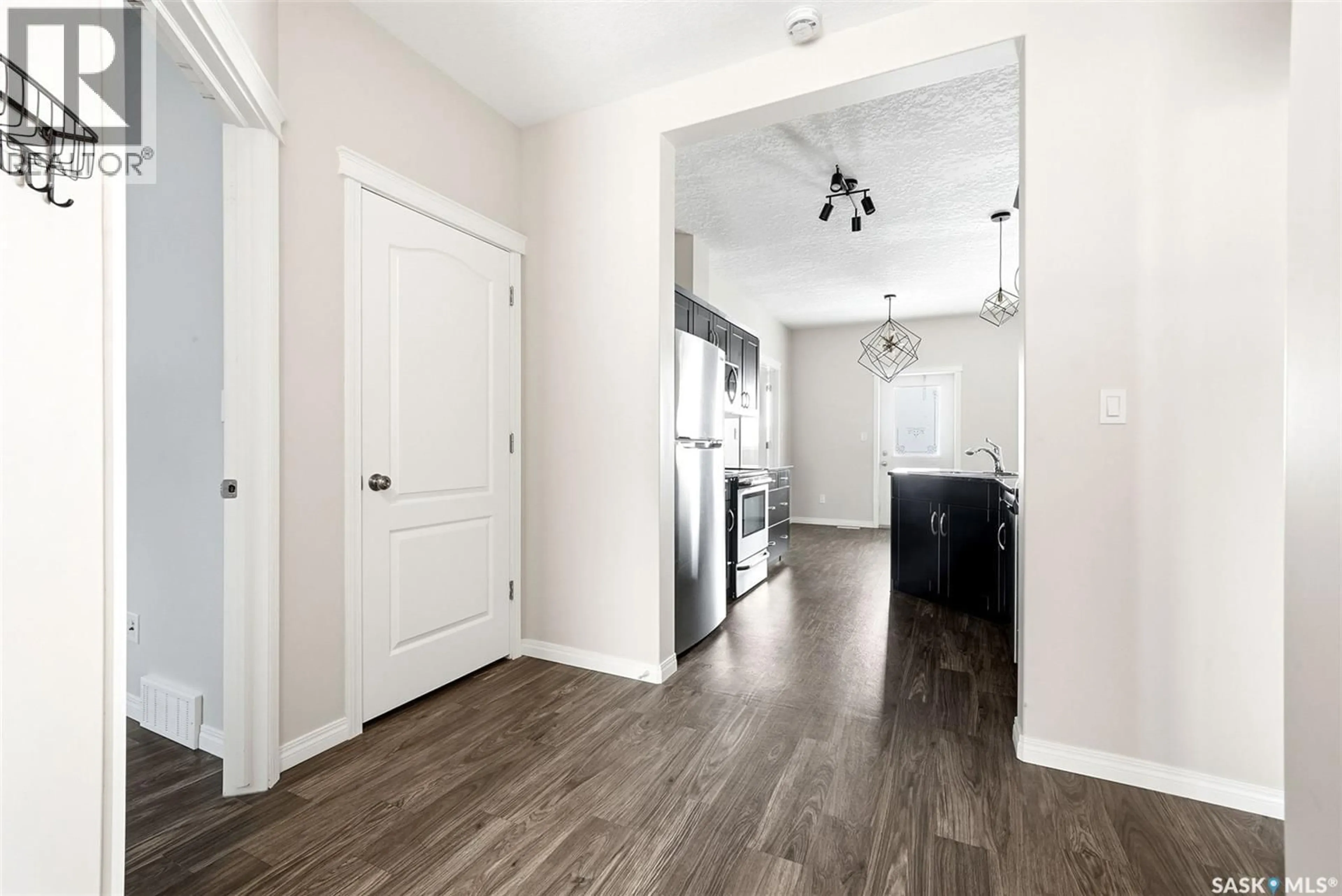 Indoor entryway for 401 - 3826 DEWDNEY AVENUE, Regina Saskatchewan S4Z0A6