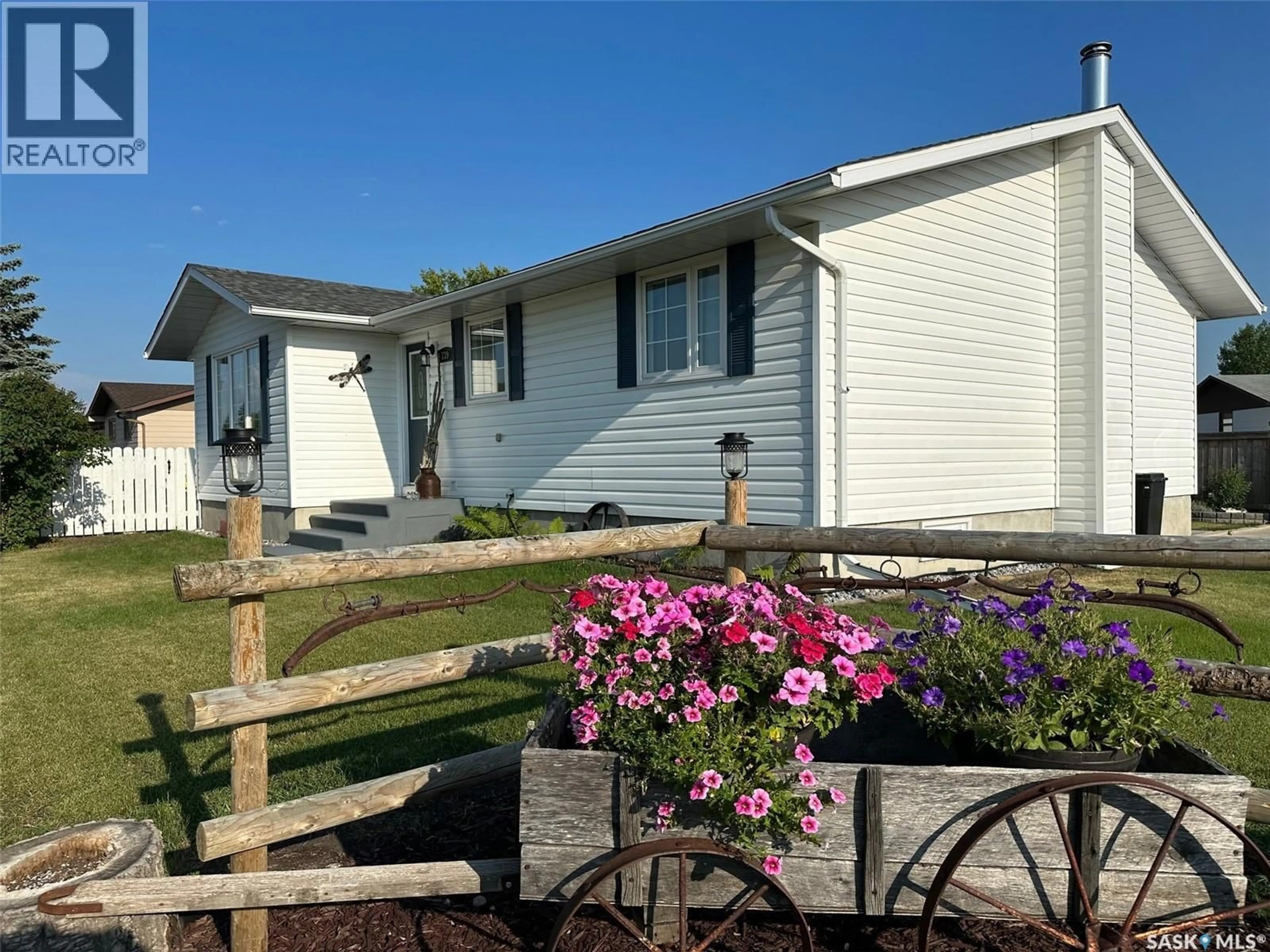 Home with vinyl exterior material, street for 739 HUDSON CRESCENT, Hudson Bay Saskatchewan S0E0Y0