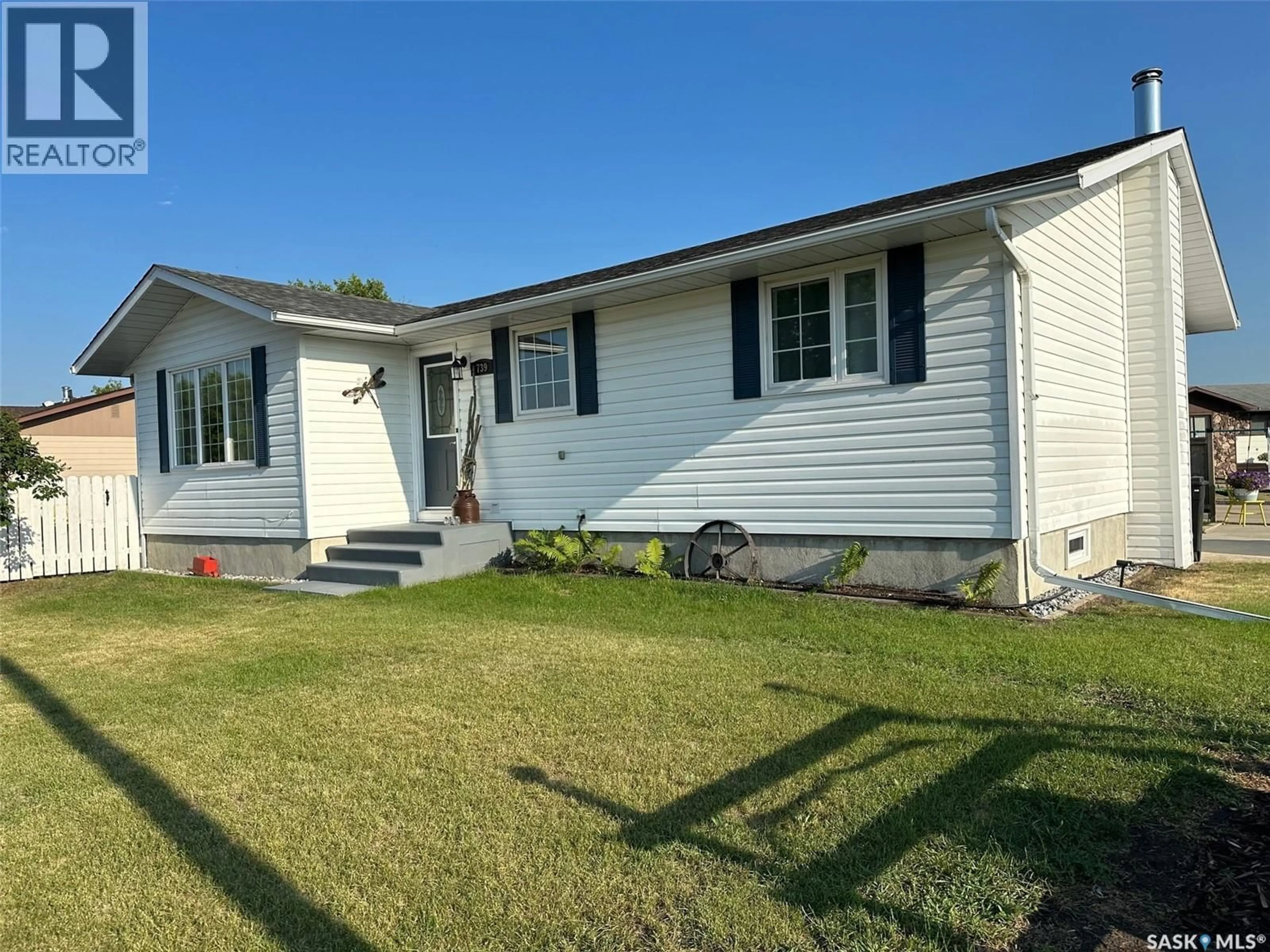 Home with vinyl exterior material, street for 739 HUDSON CRESCENT, Hudson Bay Saskatchewan S0E0Y0