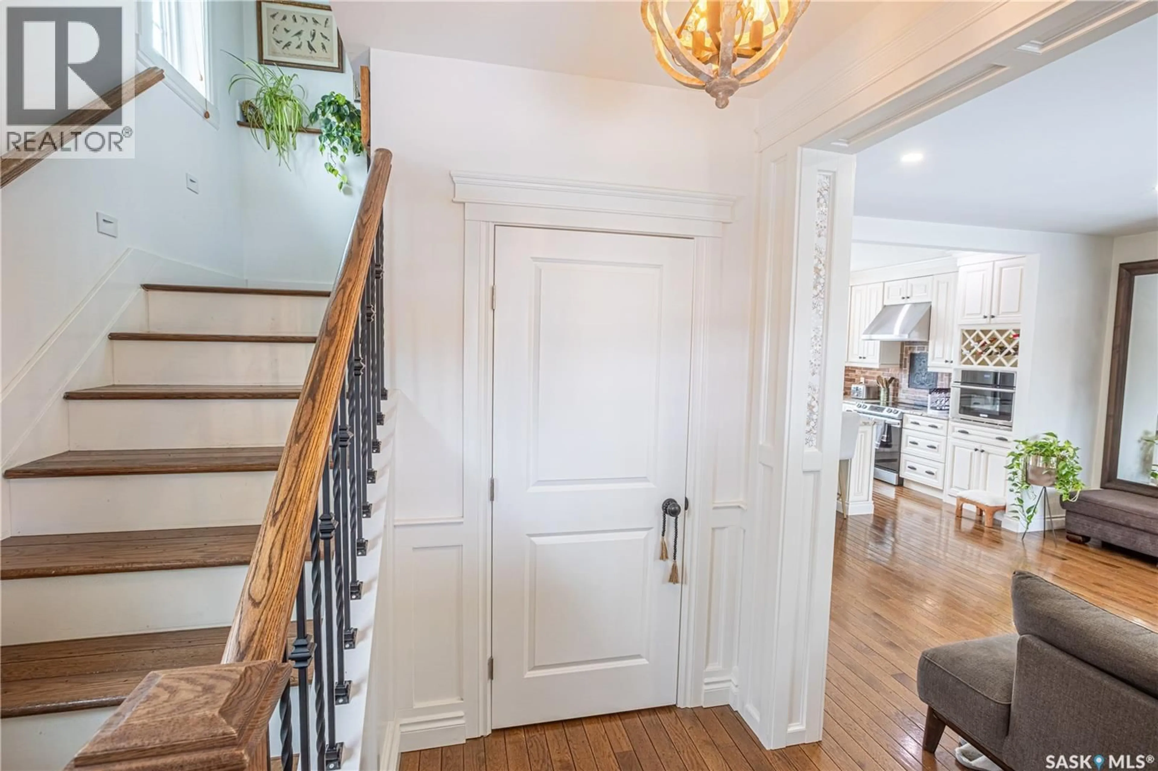 Indoor entryway for 832 ALGOMA AVENUE, Moose Jaw Saskatchewan S6H3Z3