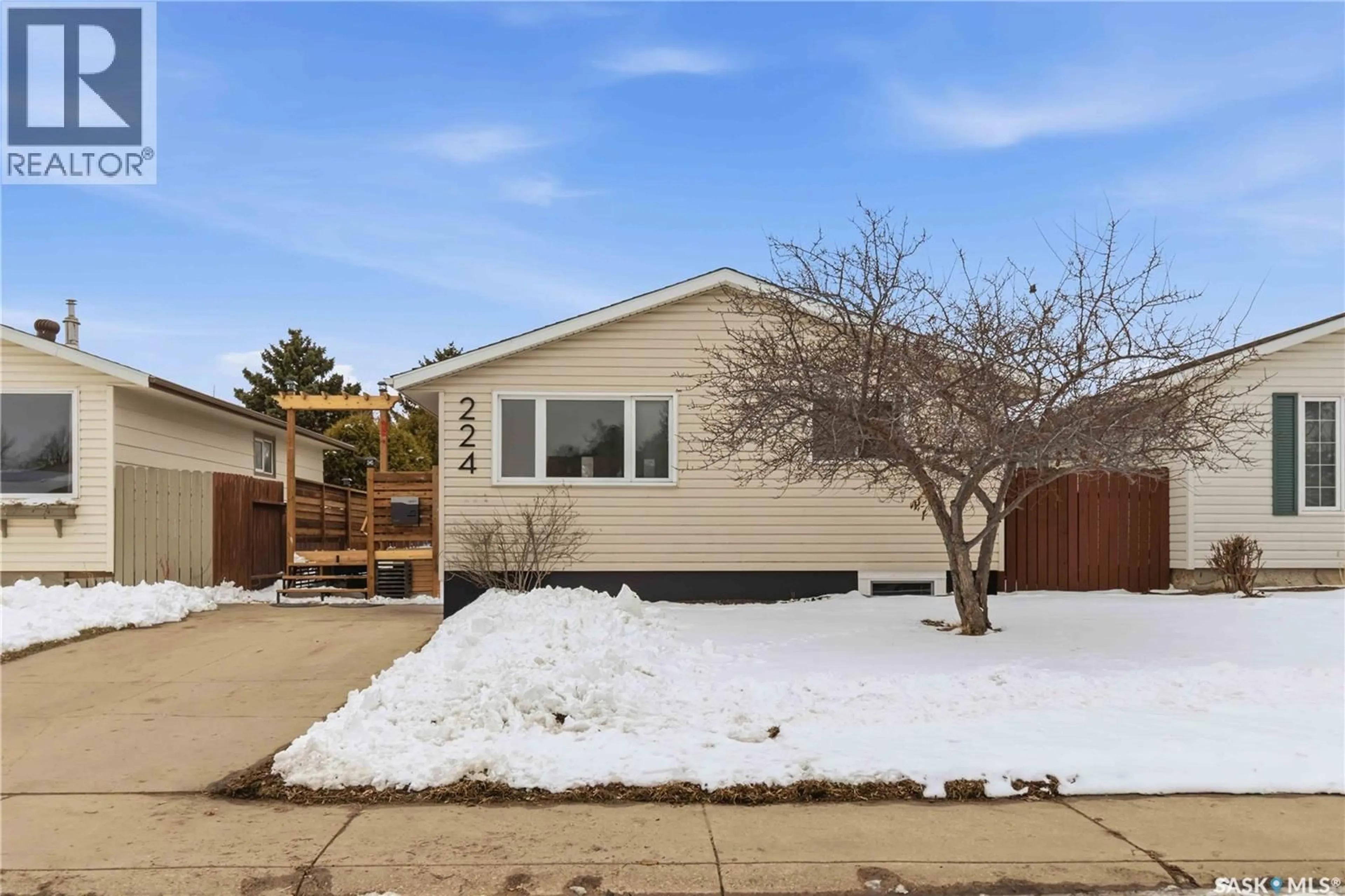 Home with vinyl exterior material, street for 224 WATERLOO CRESCENT, Saskatoon Saskatchewan S7H4G5