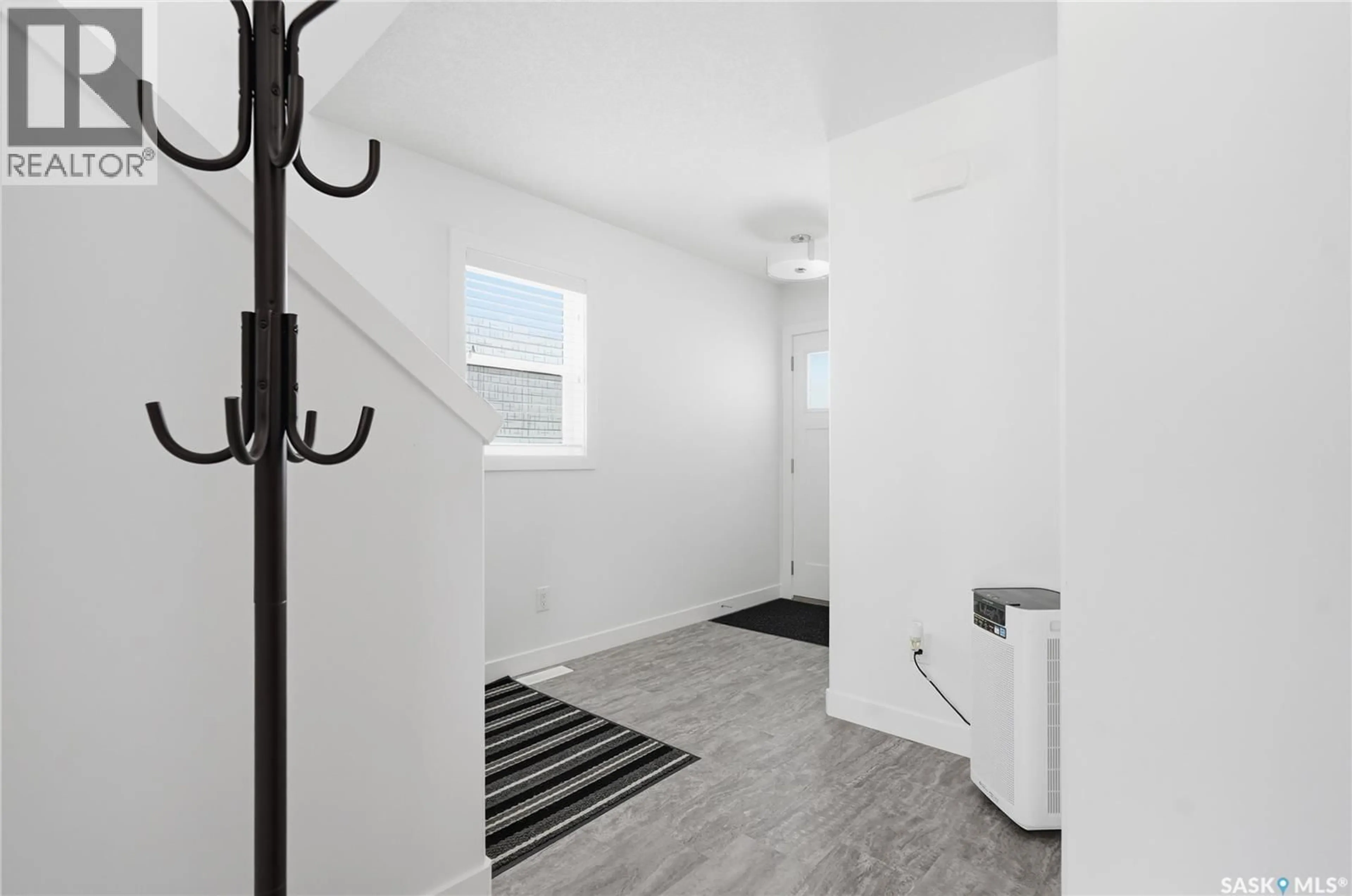Indoor entryway for 330 GERMAIN MANOR, Saskatoon Saskatchewan S7V0T7