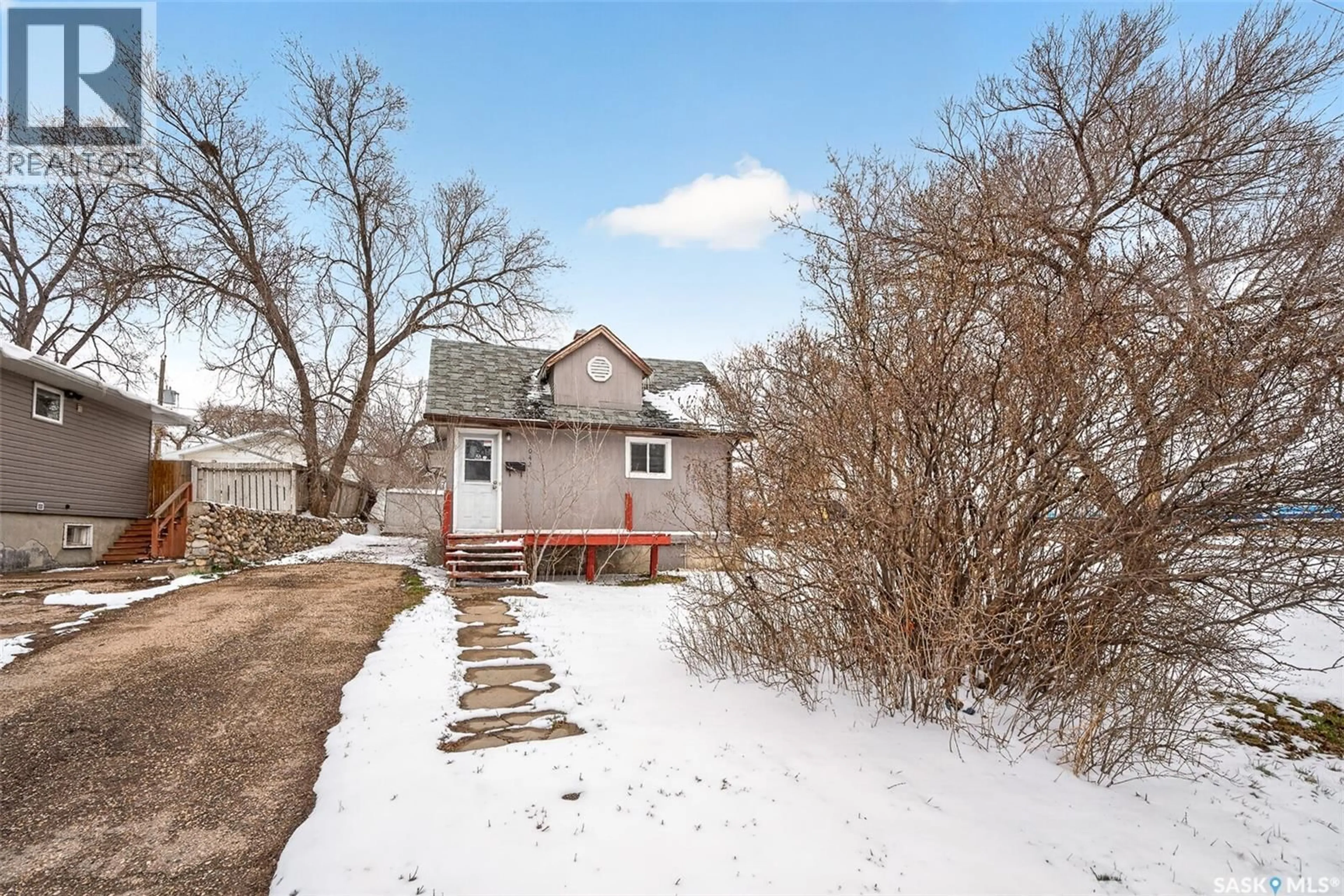 A pic from outside/outdoor area/front of a property/back of a property/a pic from drone, street for 1042 FAIRFORD STREET, Moose Jaw Saskatchewan S6H0G6