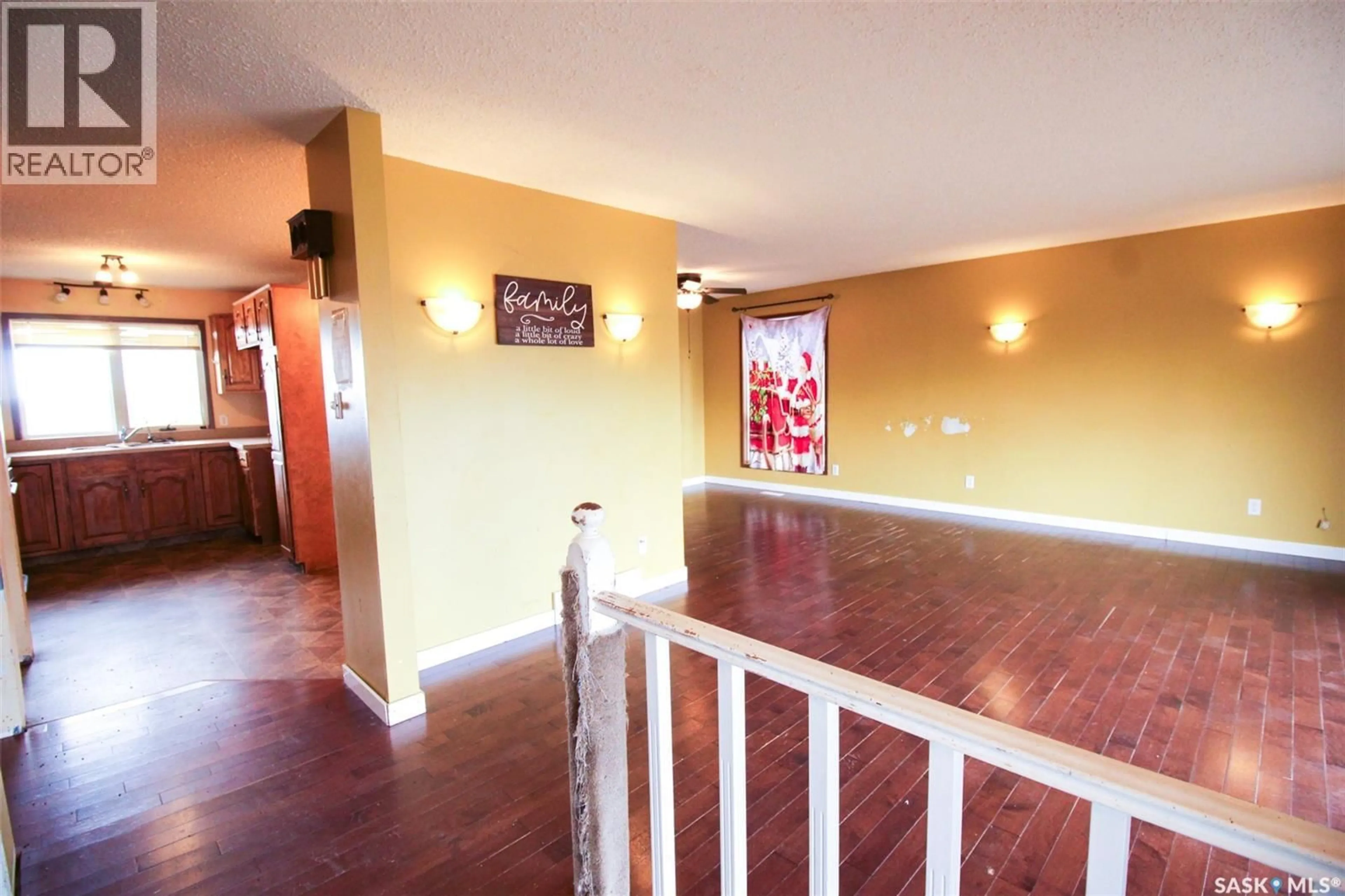 Indoor foyer for 504 3RD AVENUE, Frontier Saskatchewan S0N0W0