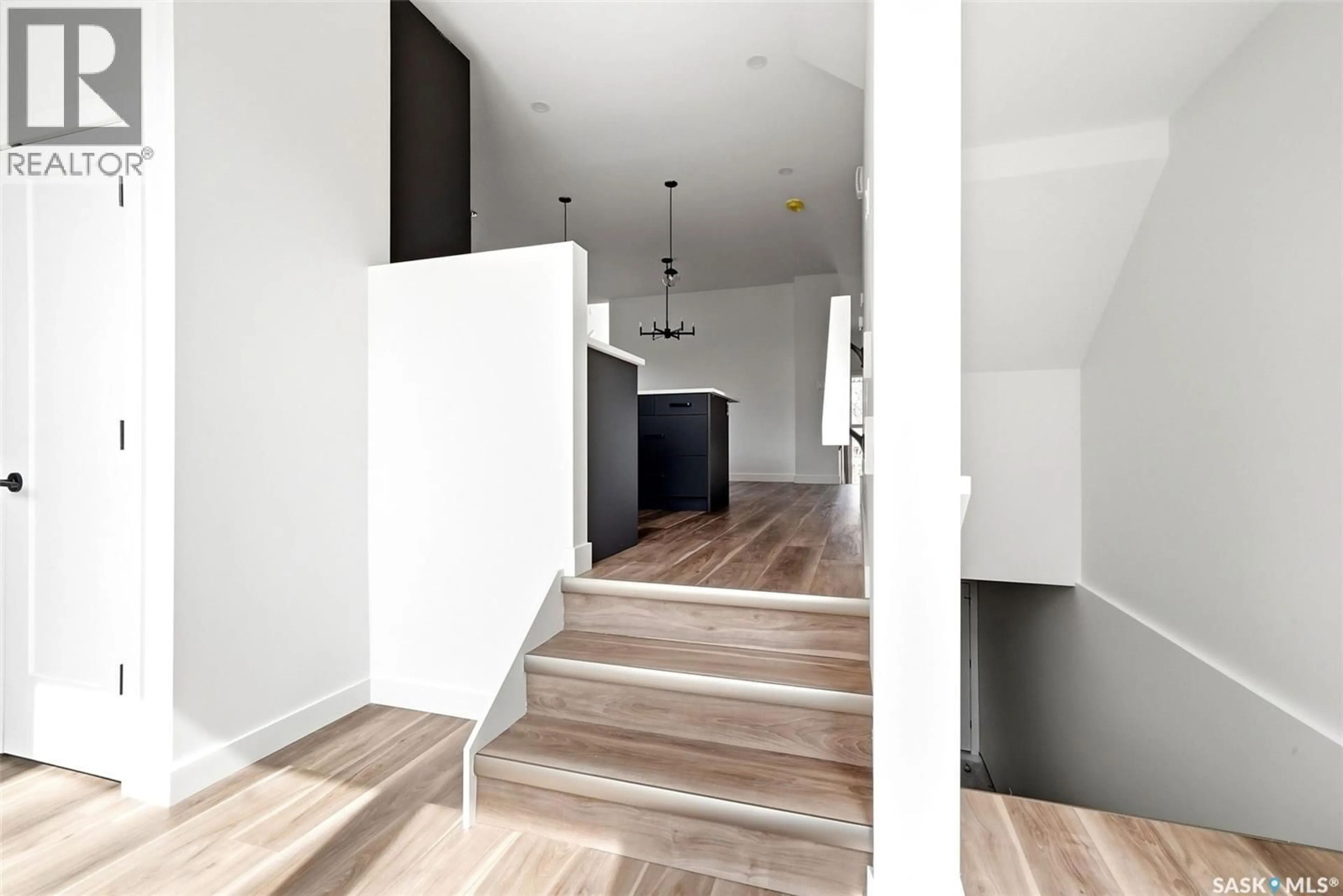 Indoor entryway for 3919 QU'APPELLE DRIVE, Regina Saskatchewan S4S0E1