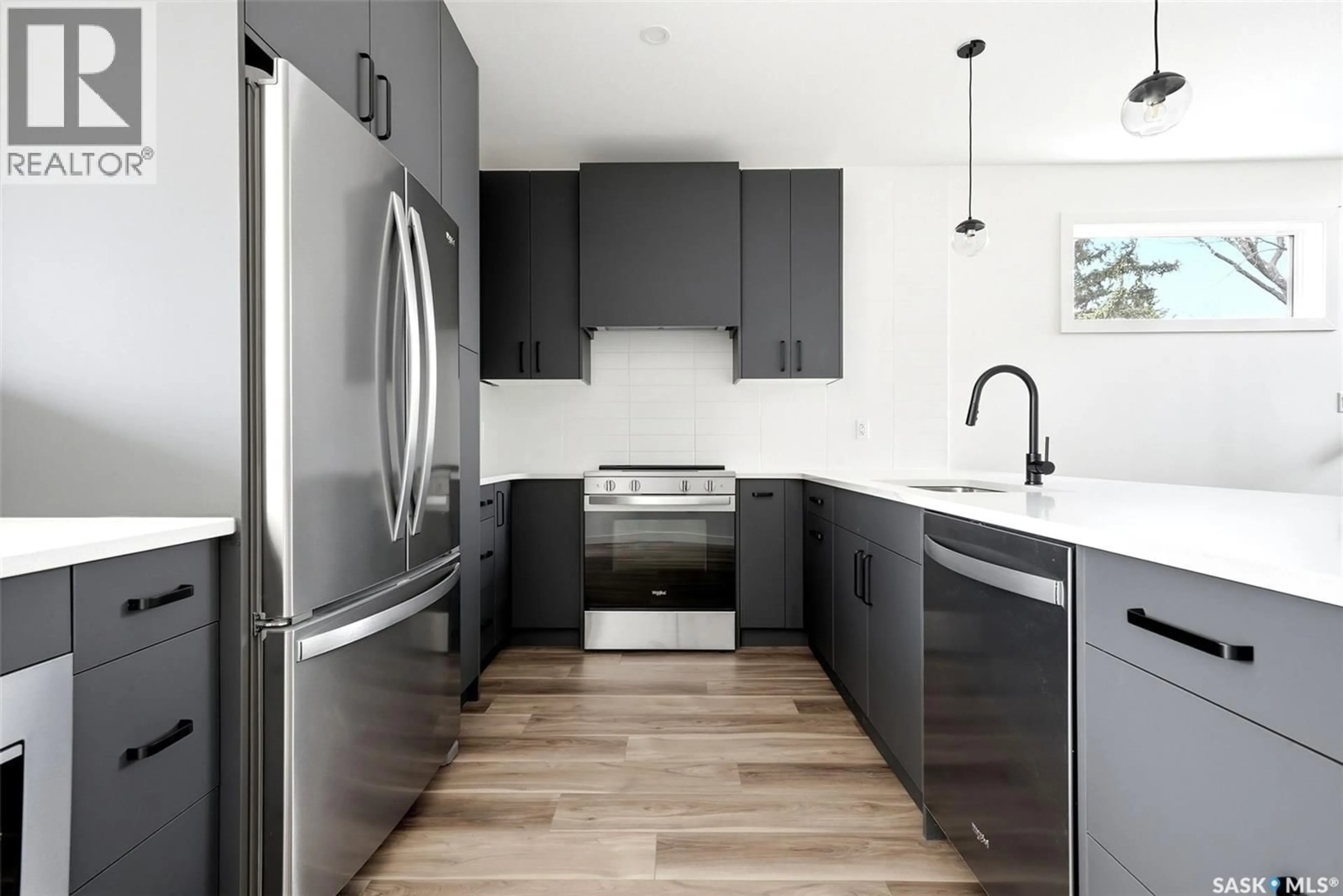 Contemporary kitchen, unknown for 3919 QU'APPELLE DRIVE, Regina Saskatchewan S4S0E1