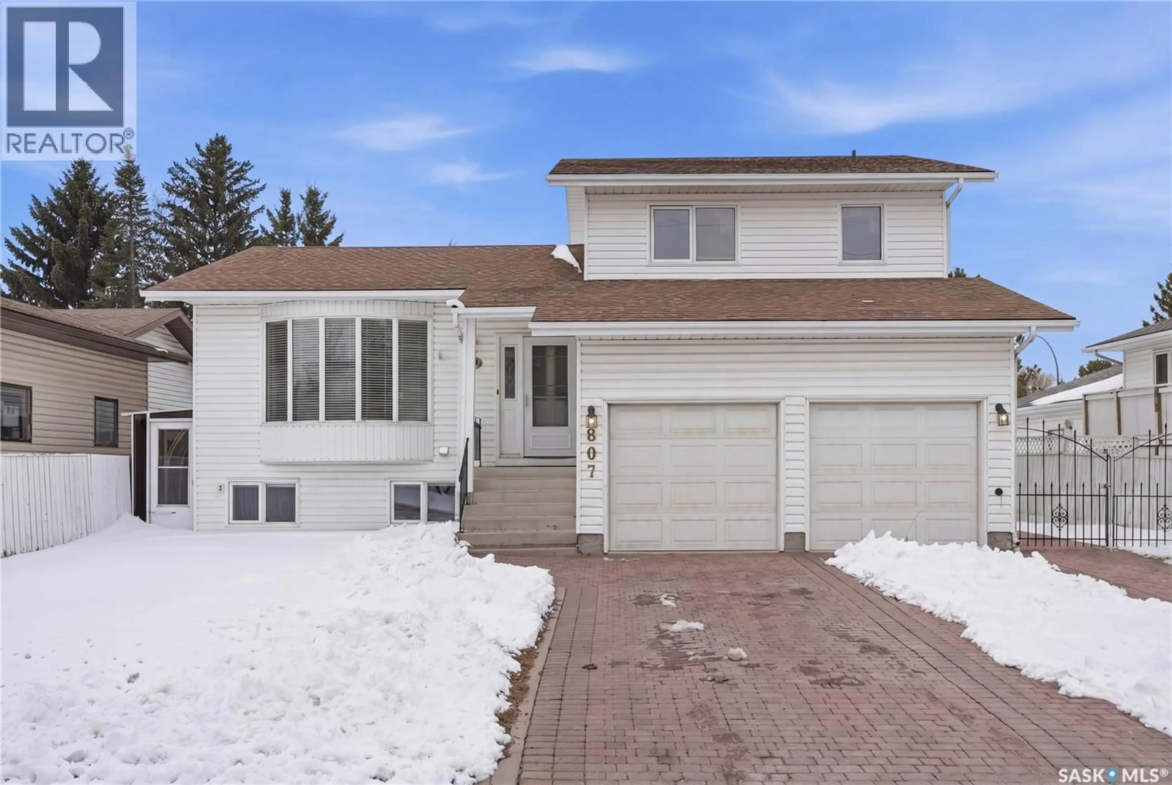 Home with vinyl exterior material, street for 807 115TH STREET, Saskatoon Saskatchewan S7N3W5