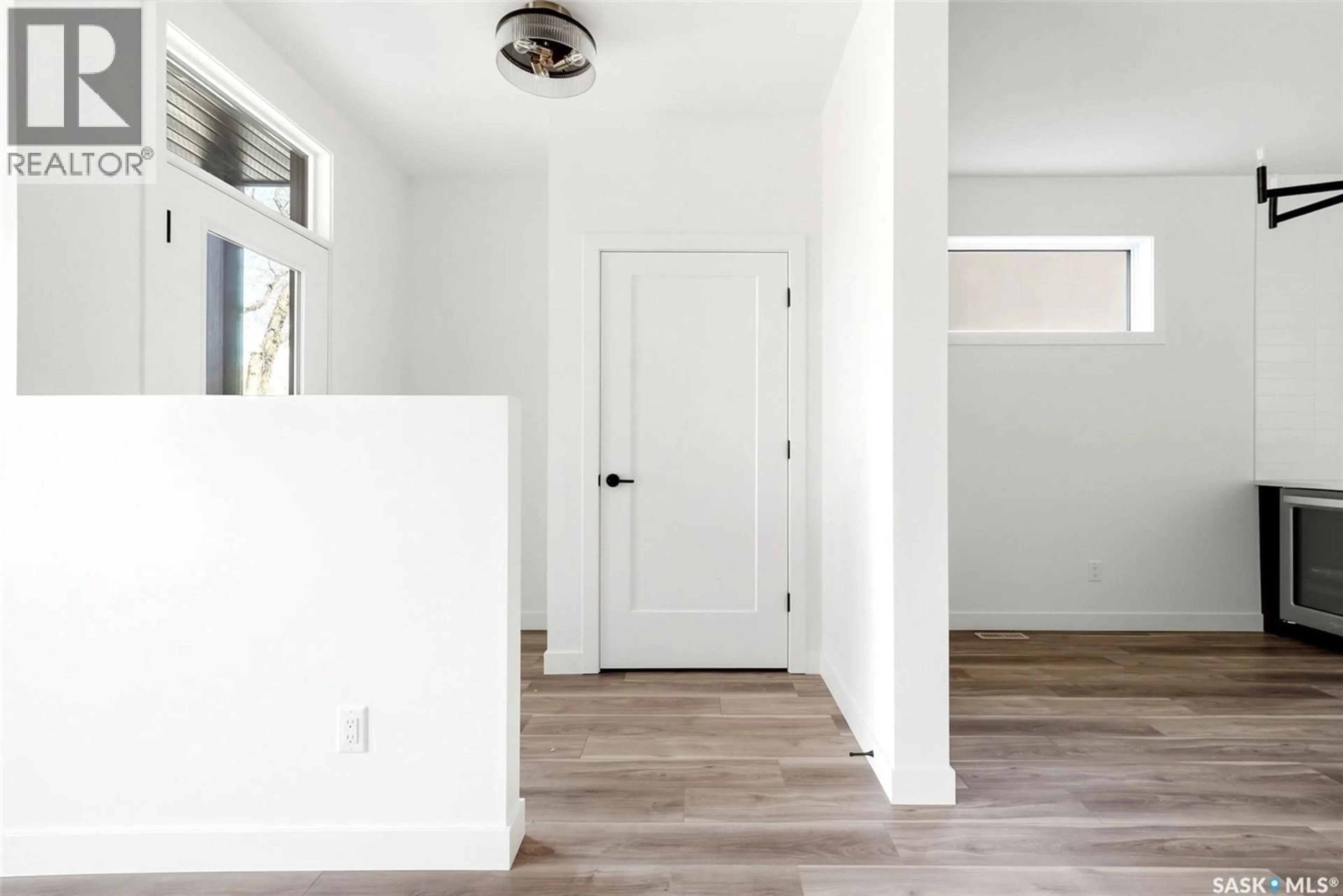 Indoor entryway for 3917 QU'APPELLE DRIVE, Regina Saskatchewan S4S0E1