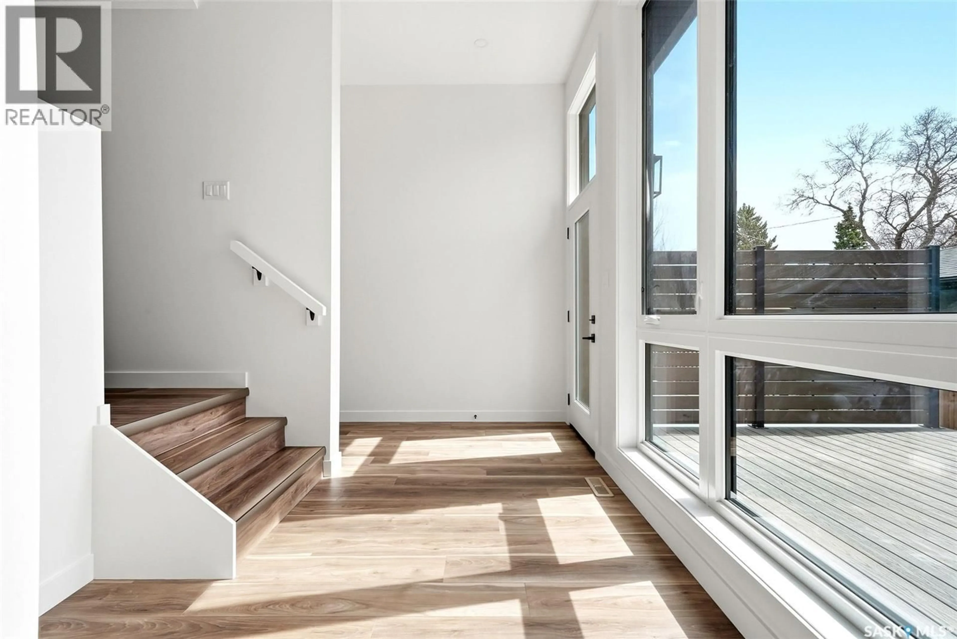 Indoor entryway for 3917 QU'APPELLE DRIVE, Regina Saskatchewan S4S0E1