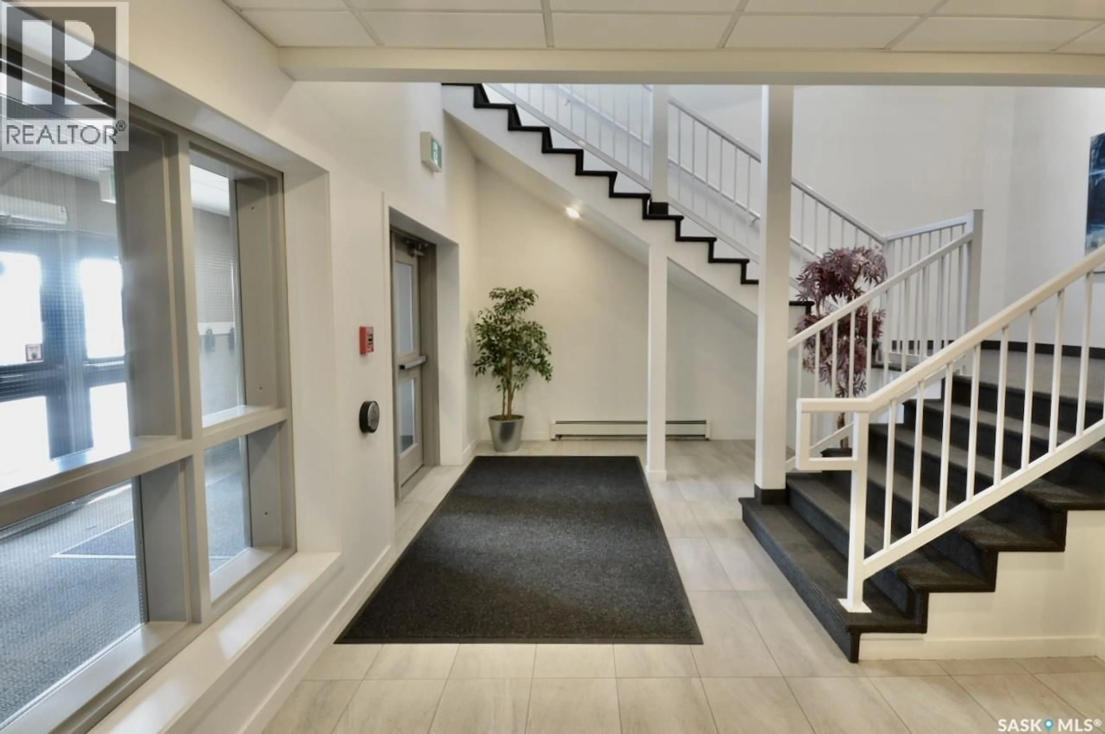 Indoor foyer for 321 545 HASSARD CLOSE, Saskatoon Saskatchewan S7L6V3