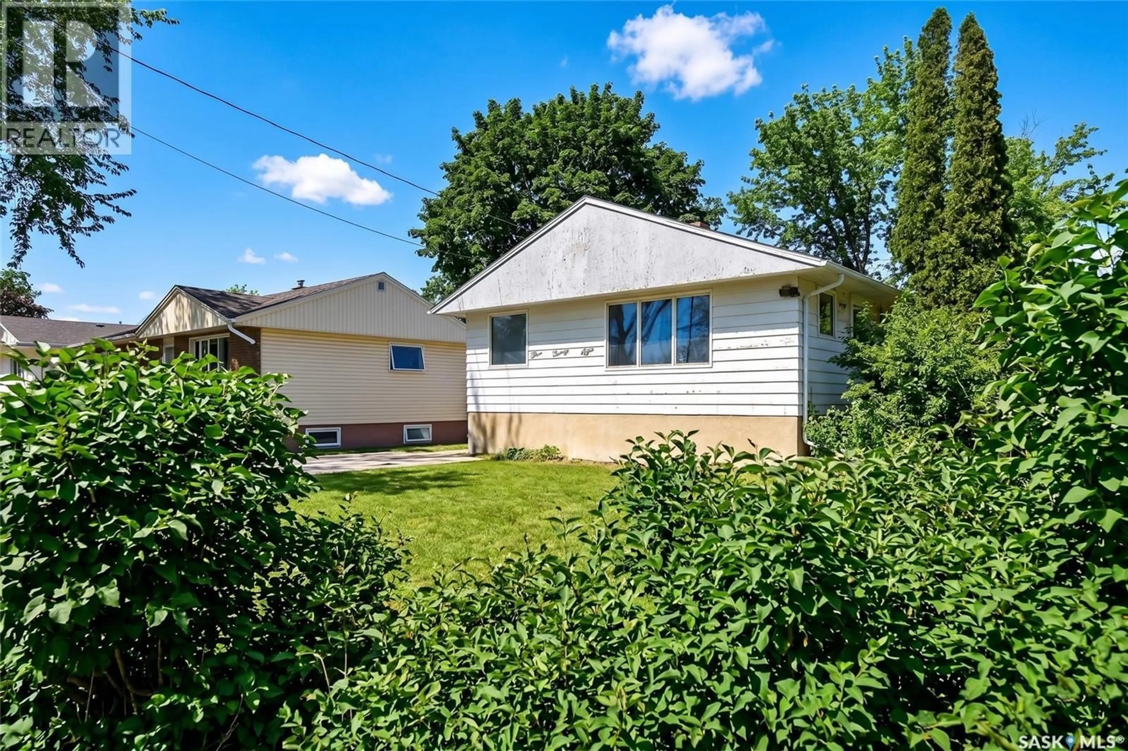 Home with vinyl exterior material, street for 328 GRANDVIEW STREET, Moose Jaw Saskatchewan S6H5K8