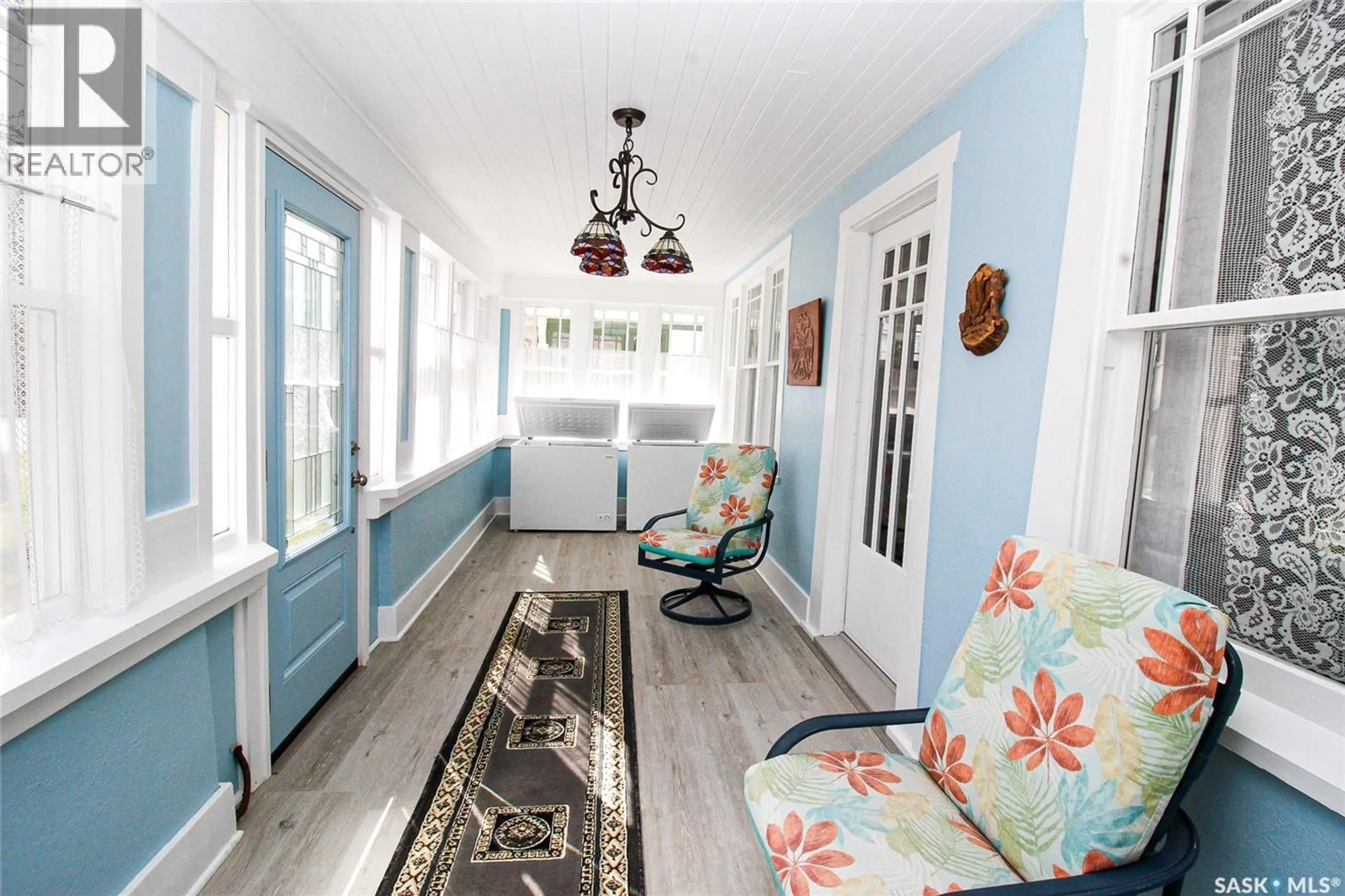 Indoor entryway for 671 2ND STREET, Shaunavon Saskatchewan S0N2M0