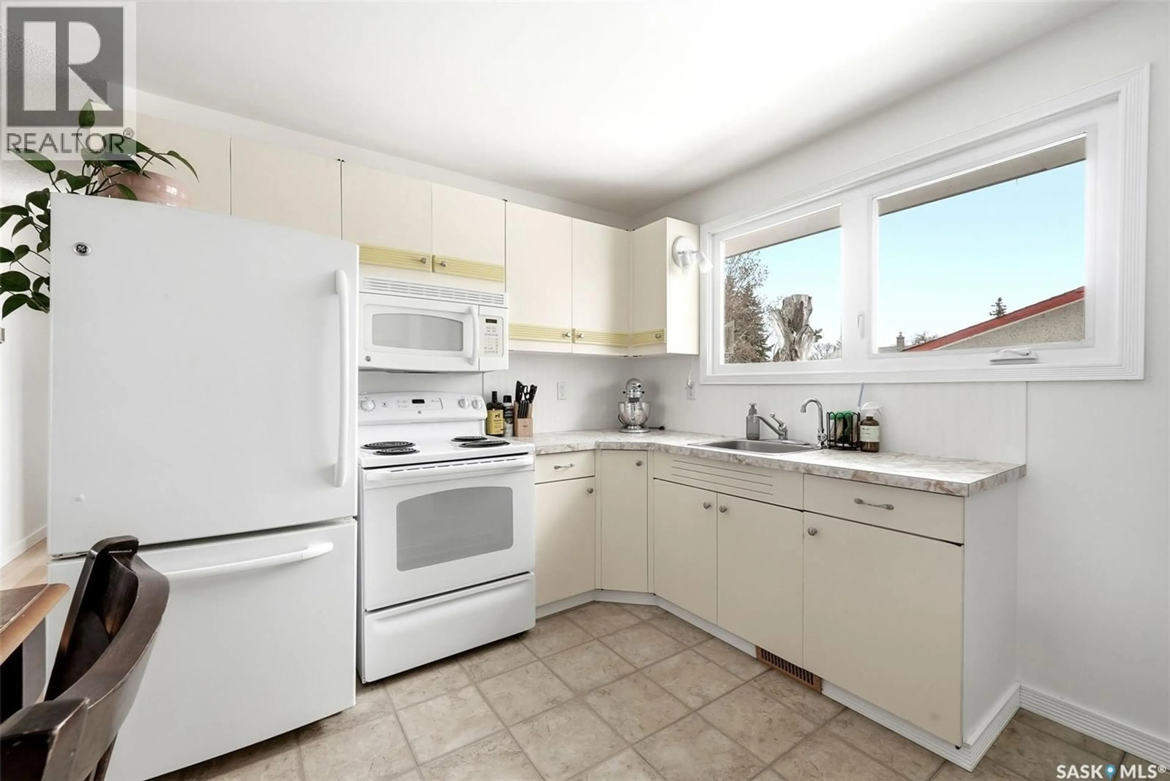 Standard kitchen, unknown for 224 MIKKELSON DRIVE, Regina Saskatchewan S4T6C7