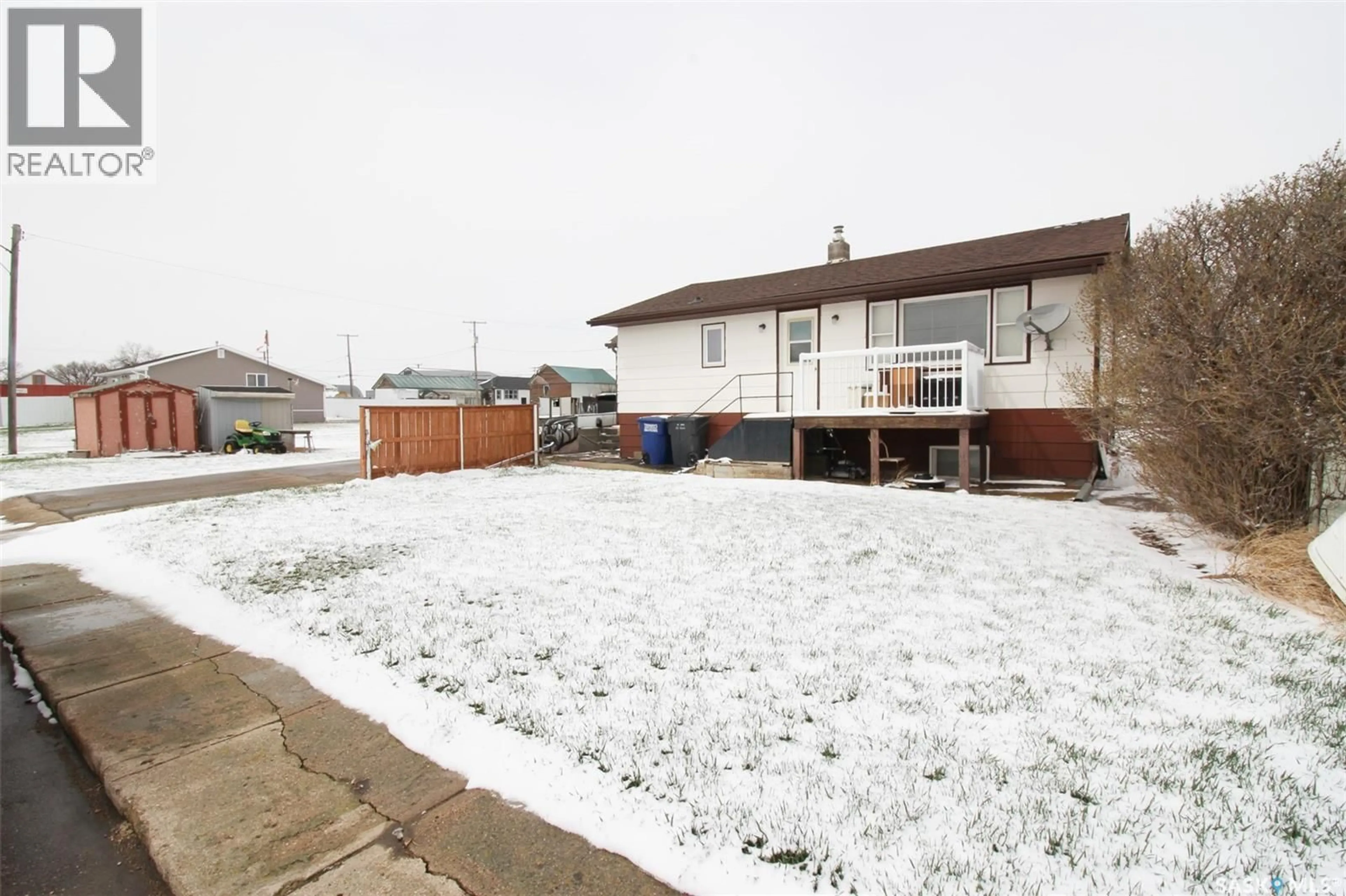 Patio, street for 261 2ND AVENUE, Shaunavon Saskatchewan S0N2M0
