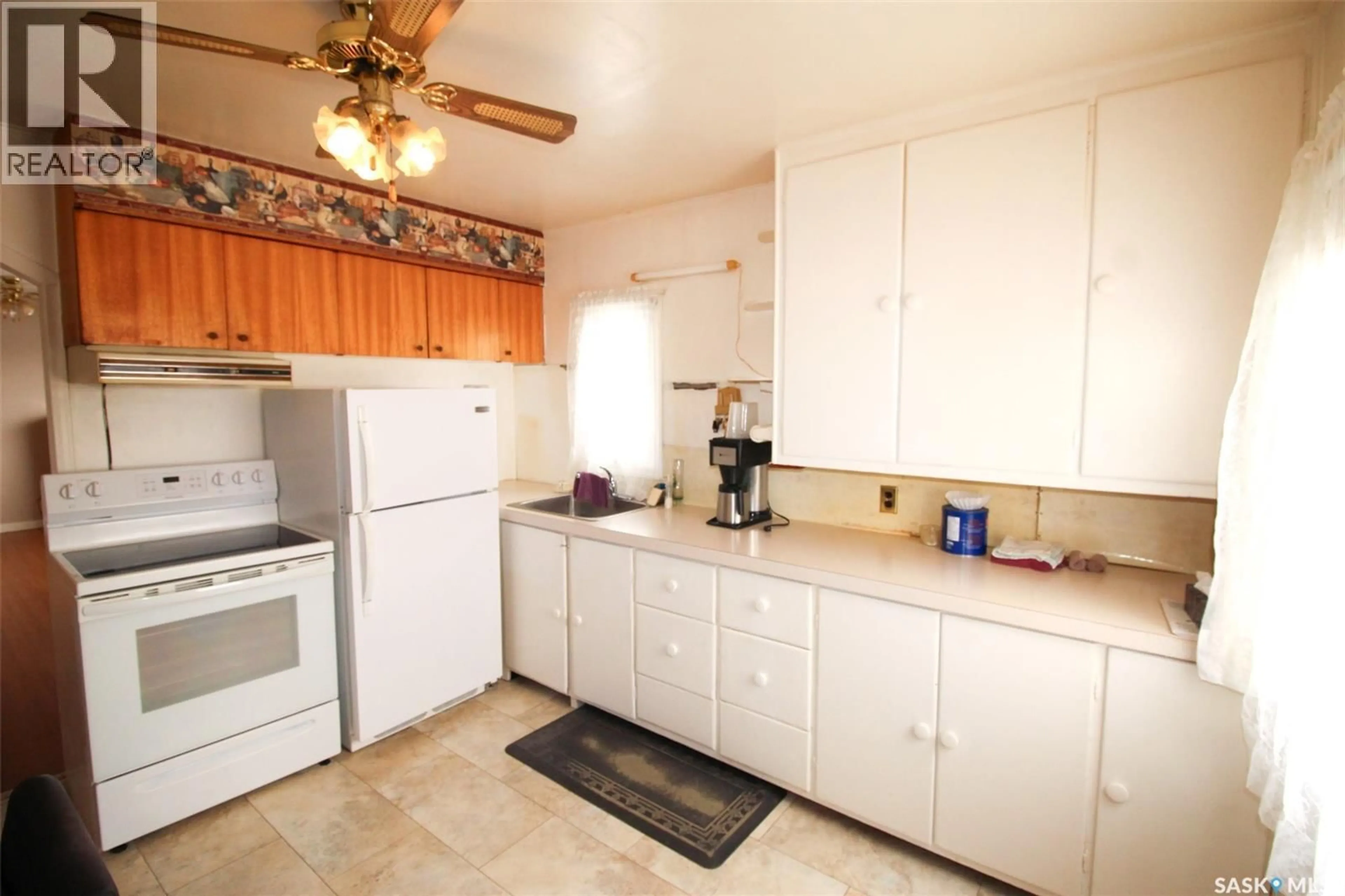 Standard kitchen, ceramic/tile floor for 261 2ND AVENUE, Shaunavon Saskatchewan S0N2M0