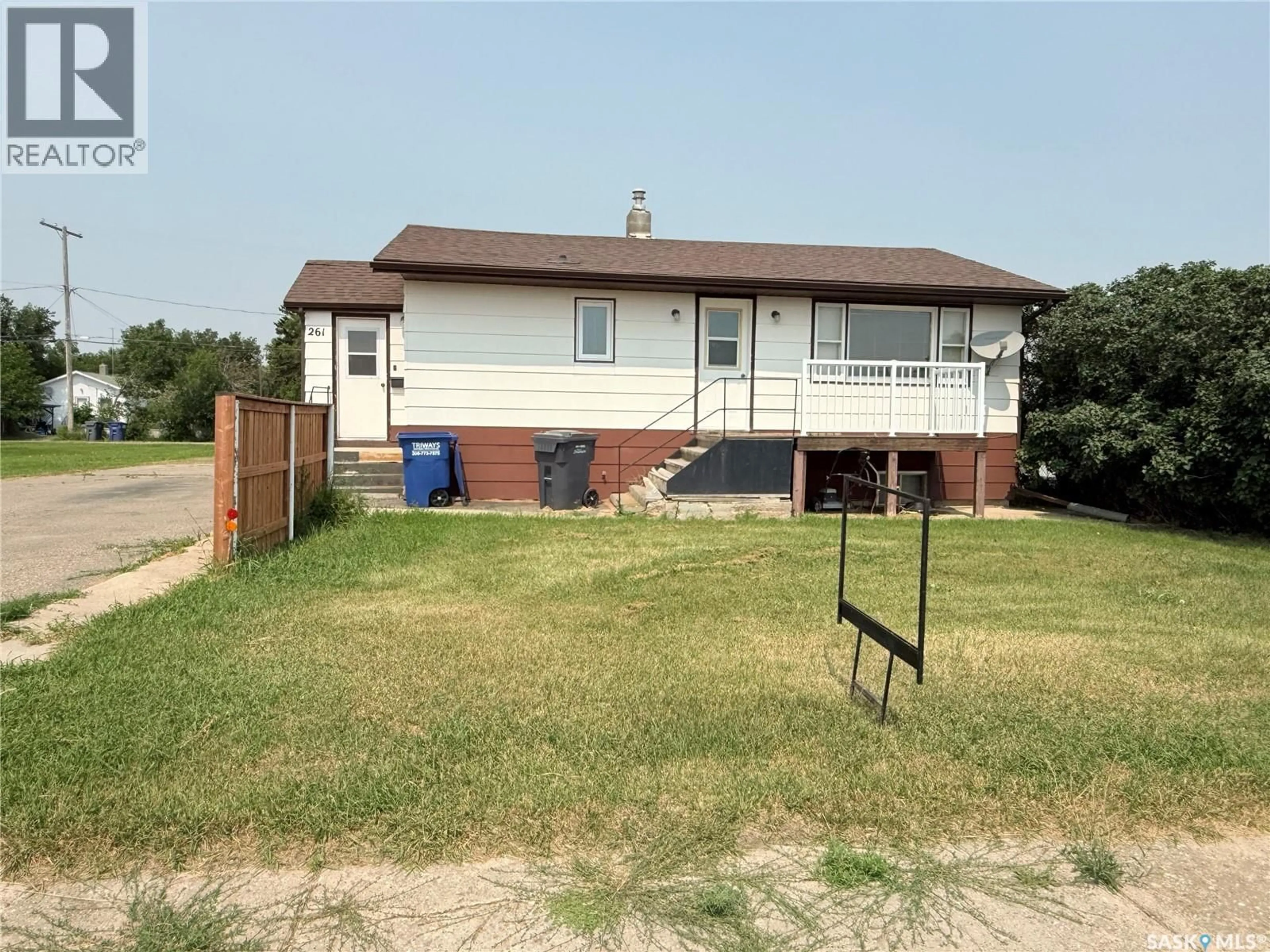 A pic from outside/outdoor area/front of a property/back of a property/a pic from drone, street for 261 2ND AVENUE, Shaunavon Saskatchewan S0N2M0