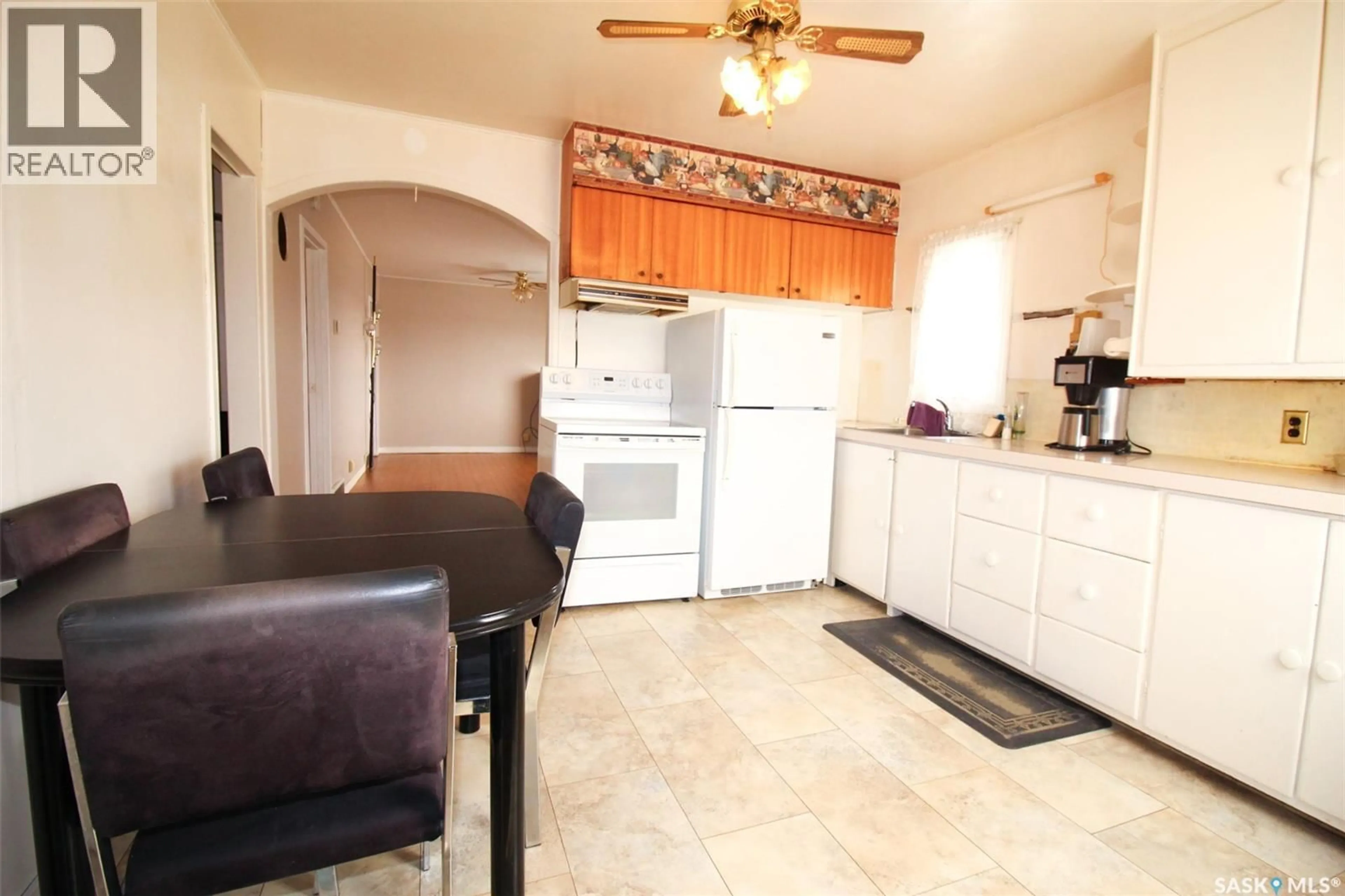 Standard kitchen, ceramic/tile floor for 261 2ND AVENUE, Shaunavon Saskatchewan S0N2M0