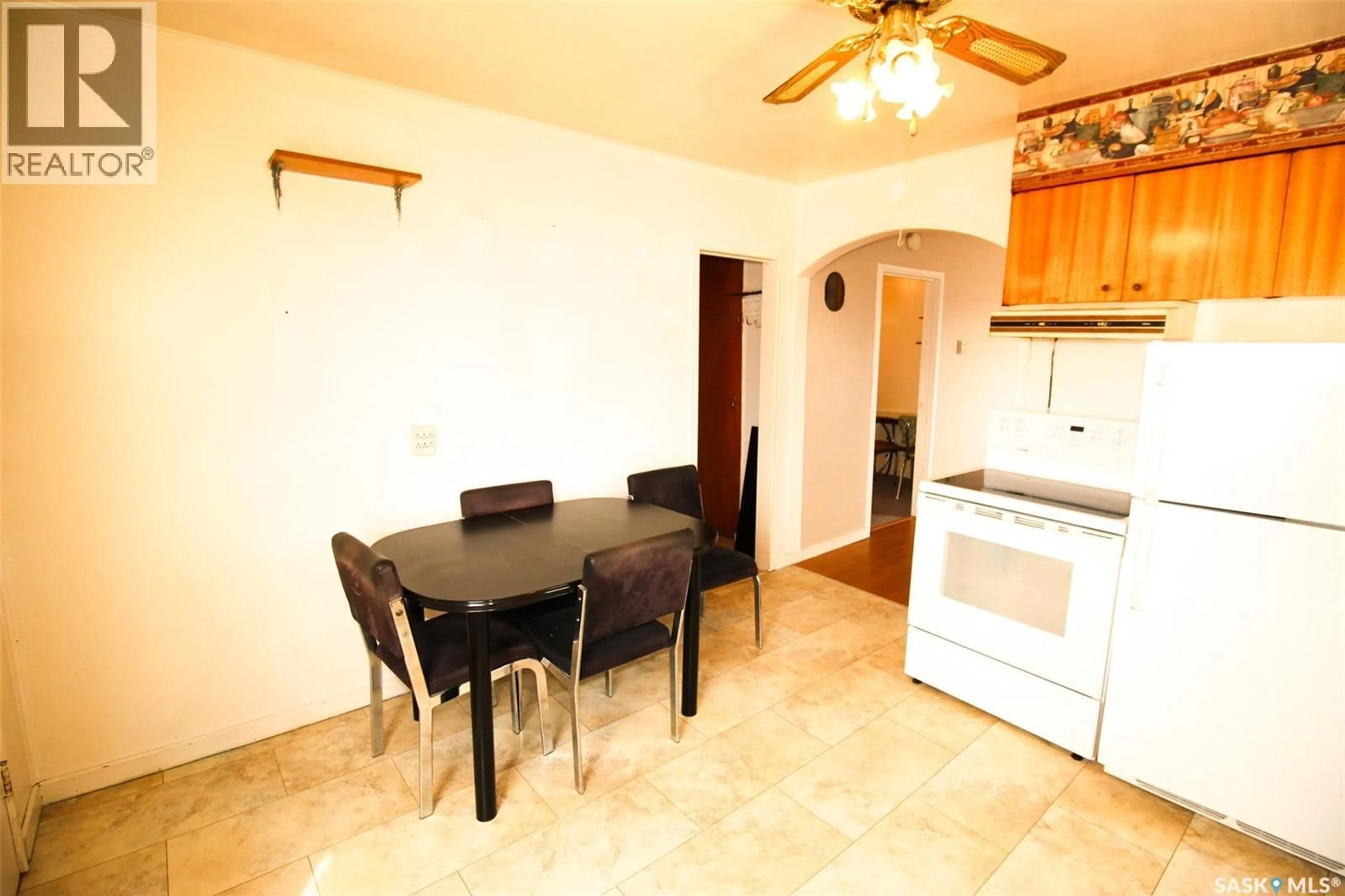 Standard kitchen, unknown for 261 2ND AVENUE, Shaunavon Saskatchewan S0N2M0