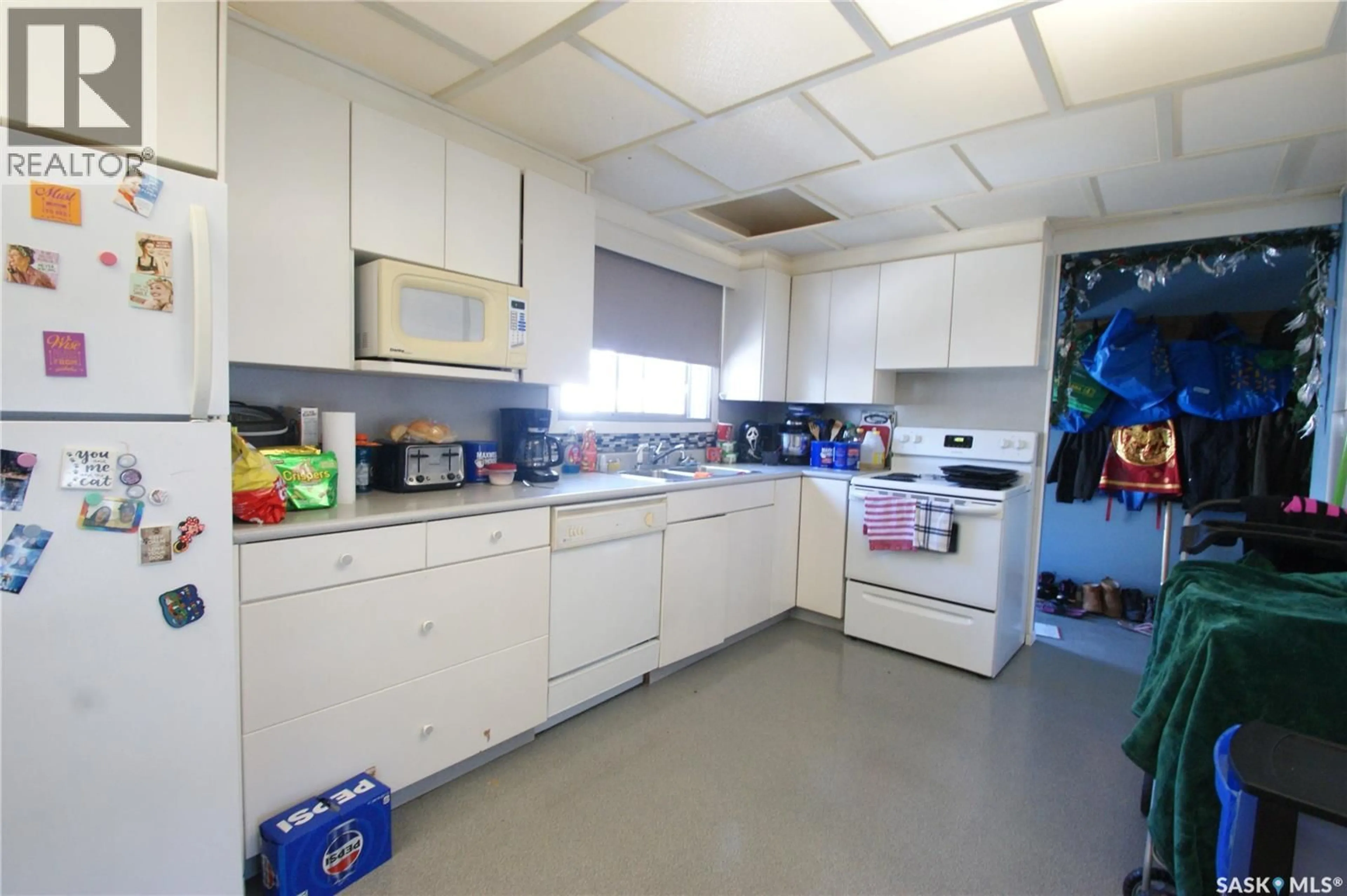 Standard kitchen, unknown for 1637 EDWARD AVENUE, Saskatoon Saskatchewan S7K3B5