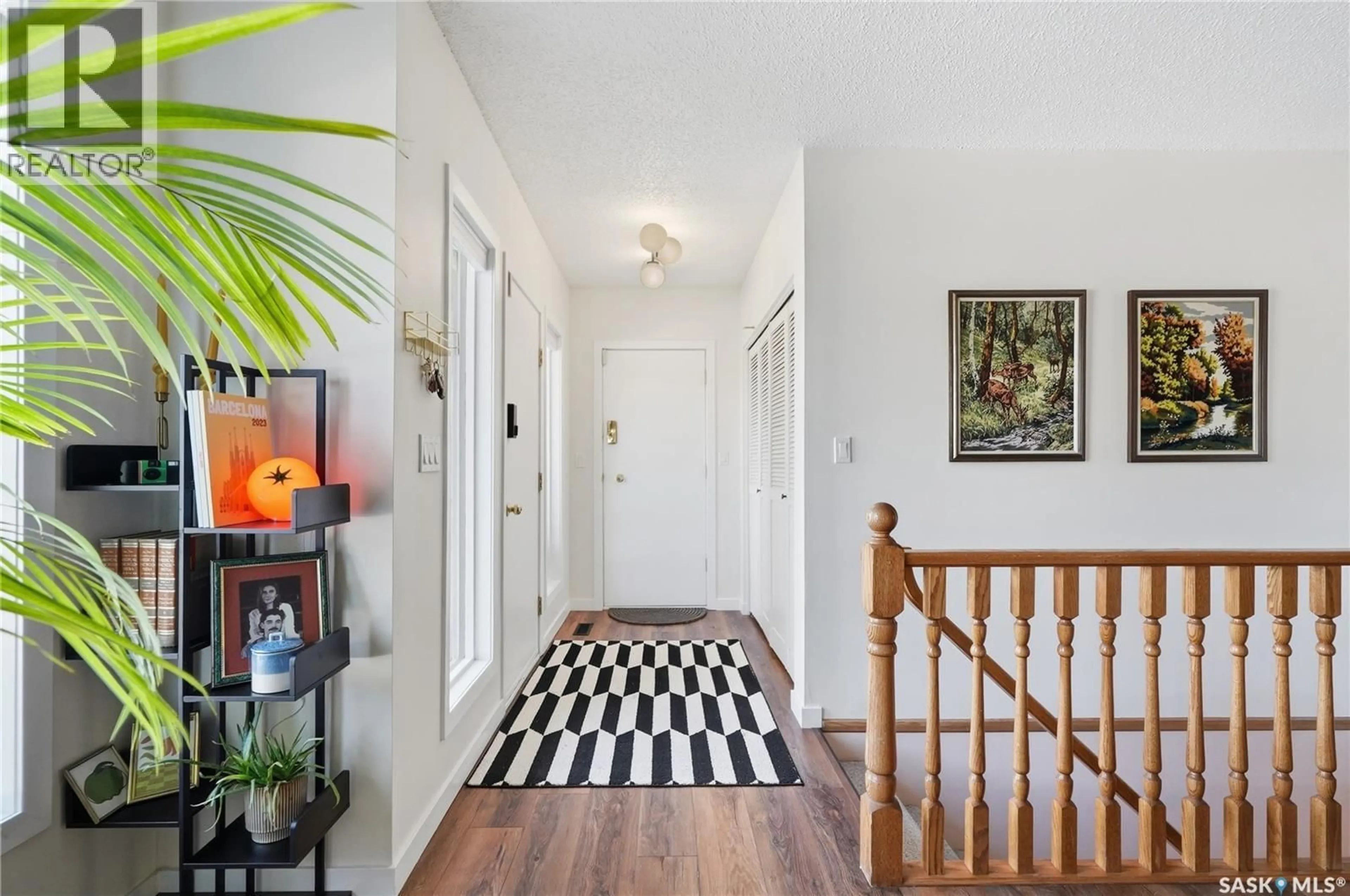 Indoor entryway for 627 DELARONDE CRESCENT, Saskatoon Saskatchewan S7J3Z9