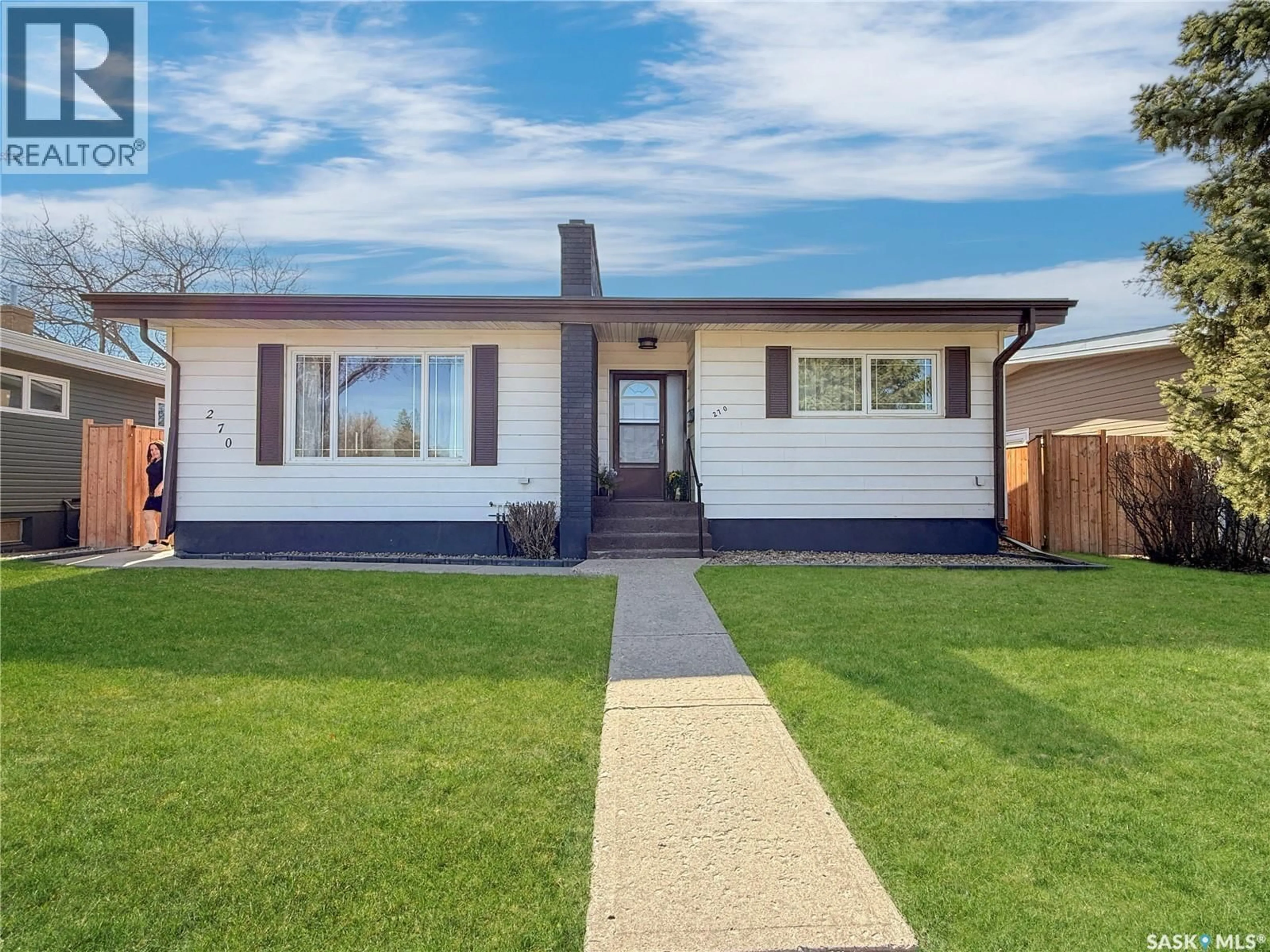 Home with vinyl exterior material, street for 270 2ND AVENUE, Swift Current Saskatchewan S9H3J2