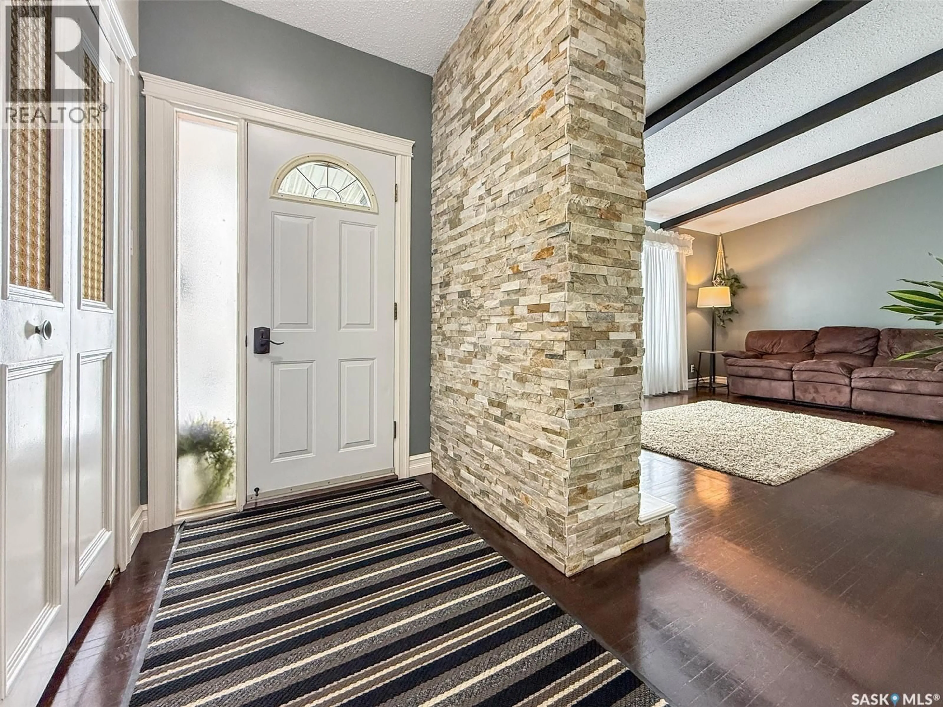 Indoor entryway for 270 2ND AVENUE, Swift Current Saskatchewan S9H3J2