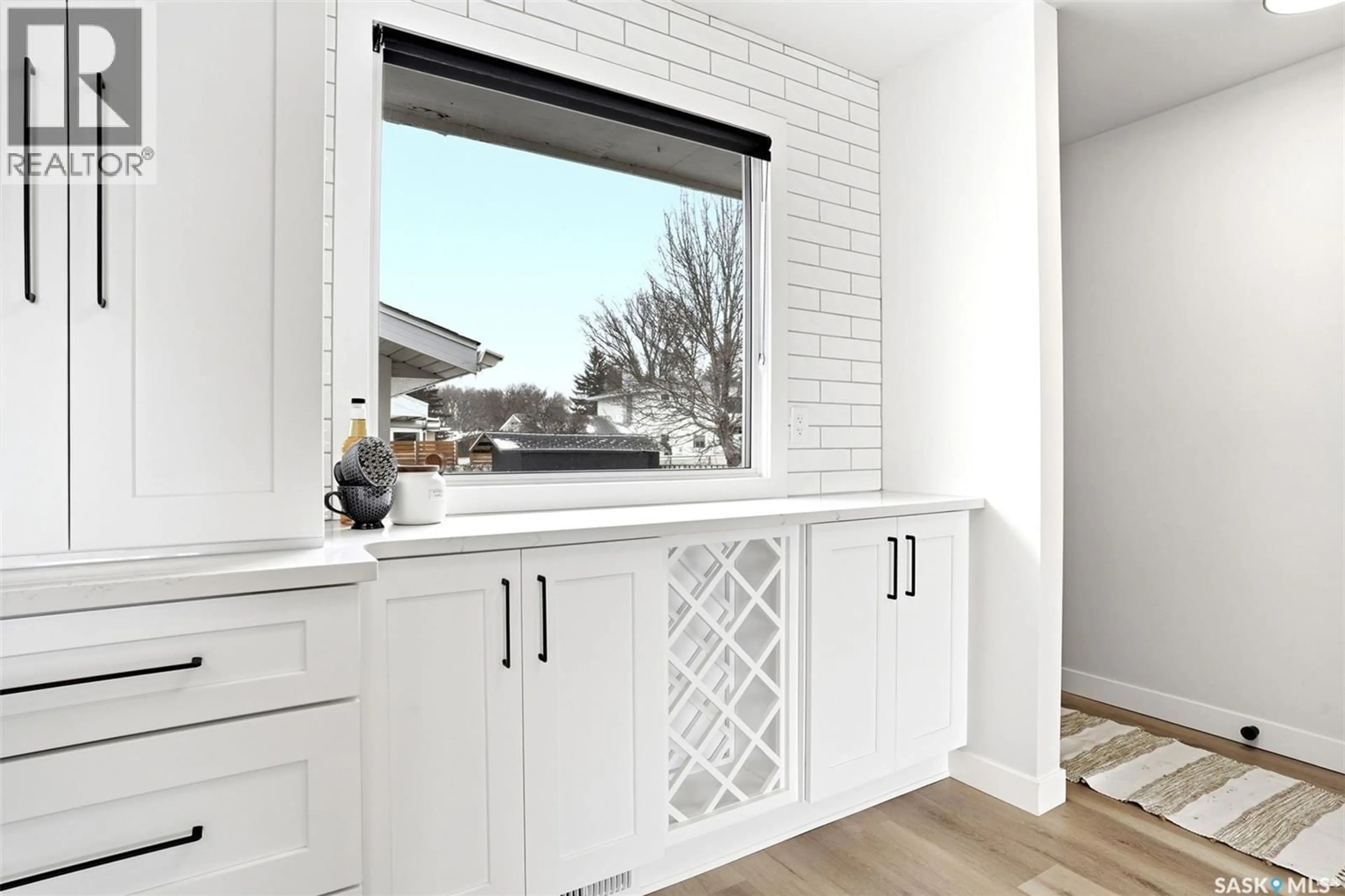 Contemporary kitchen, ceramic/tile floor for 345 MCCARTHY BOULEVARD, Regina Saskatchewan S4R5R3